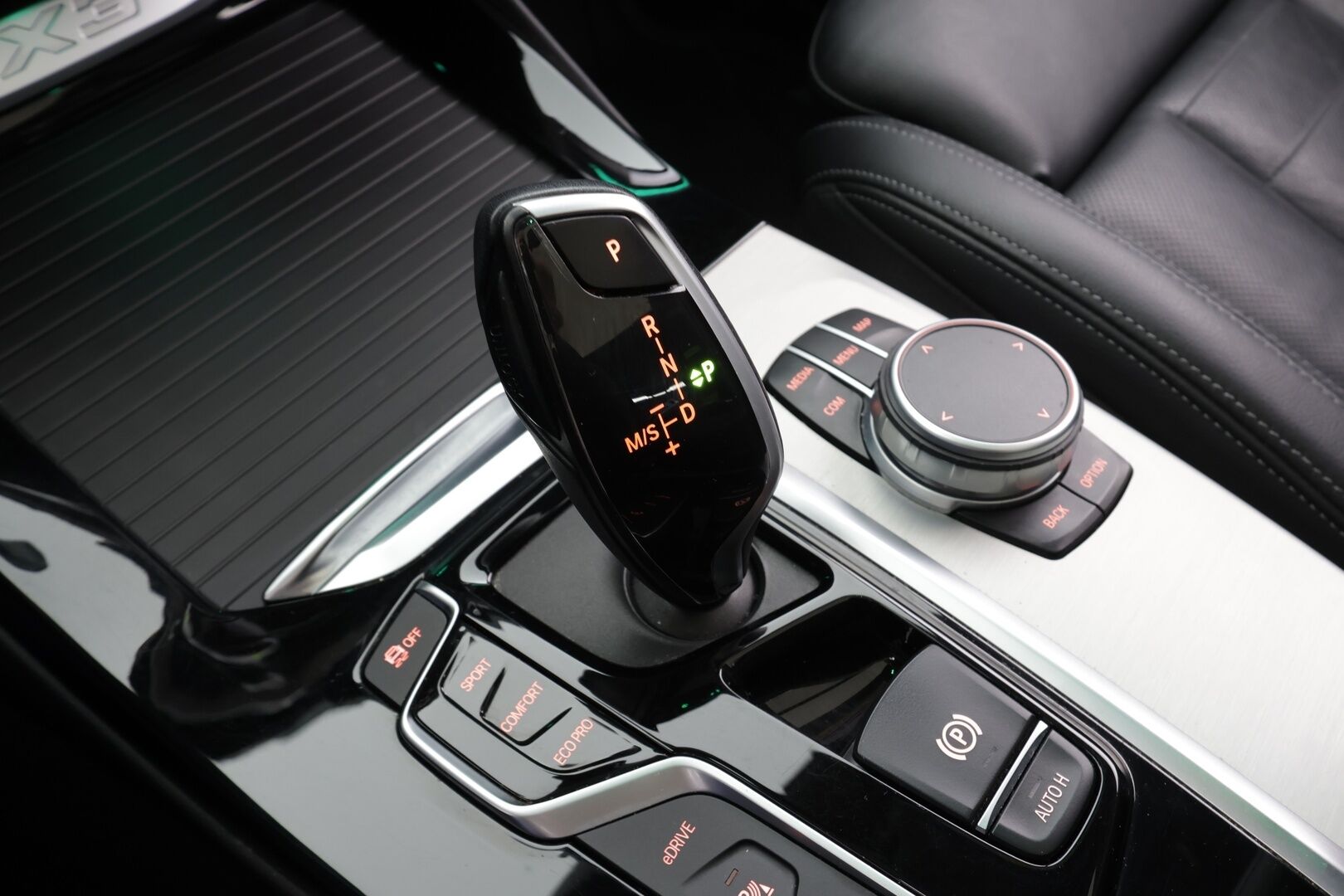 BMW X3 2020 G01 xDrive 30e A Charged Edition M Sport * ACC / HUD / H&K / Panorama / Comfort Access / Adapt.LED / Koukku / Navi / 360° * - Akku kuntotarkastettu SoH 94,9% / Ilmastoidut nahat / Muistipenkki / Kahdet renkaat aluvanteilla / Merkkihuollettu / Hyvät varusteet! - Osta nyt, maksa vasta ensi vuonna