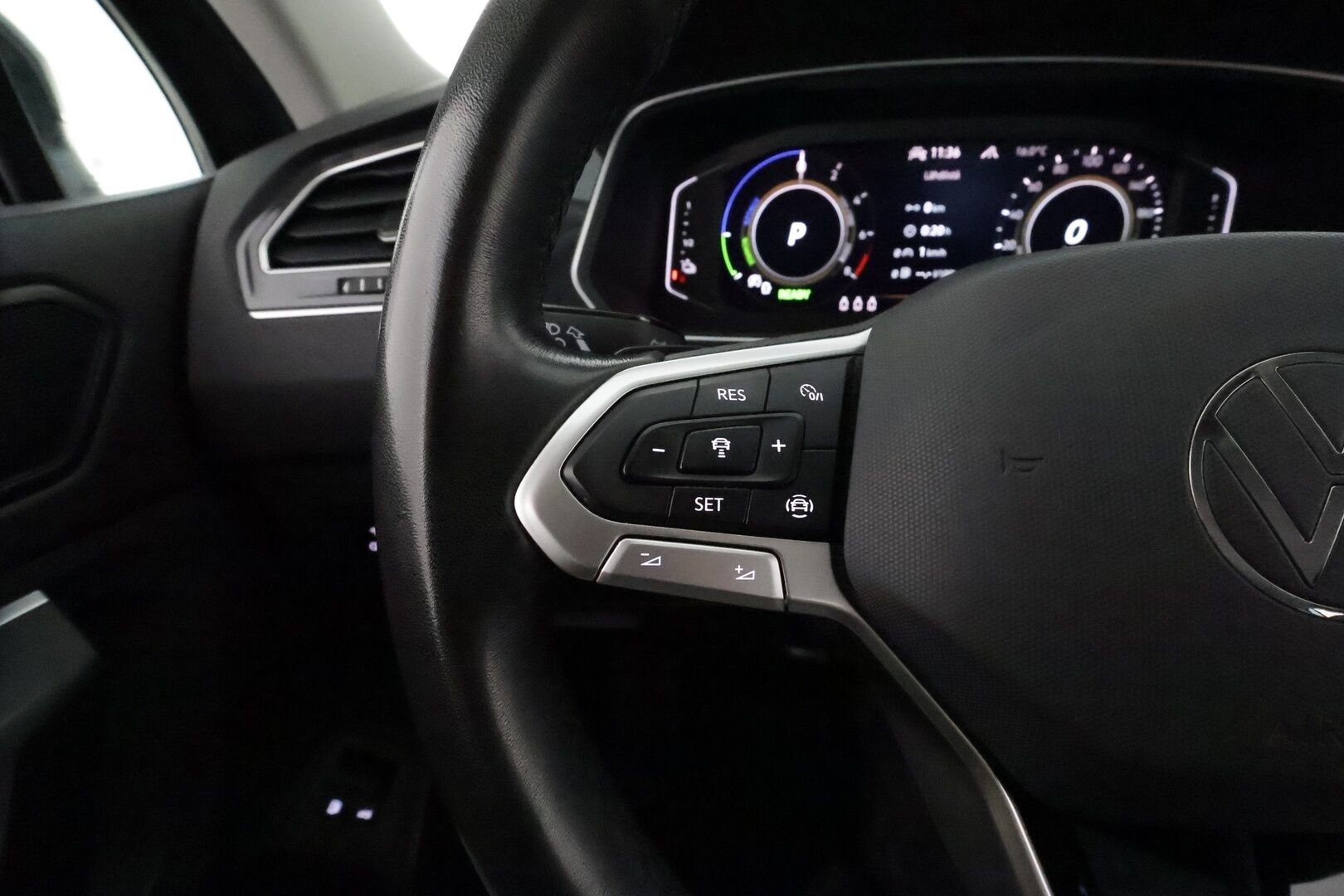 Volkswagen Tiguan 2021 Style eHybrid 180 kW DSG **Koukku / Adapt.Vakkari / Matrix-LED / P.kamera / Kaistavahti / Hierovat Sporttipenkit** - 1-om Suomi-auto / 2x Latauskaapelit / Kahdet Renkaat / Merkkihuollettu!