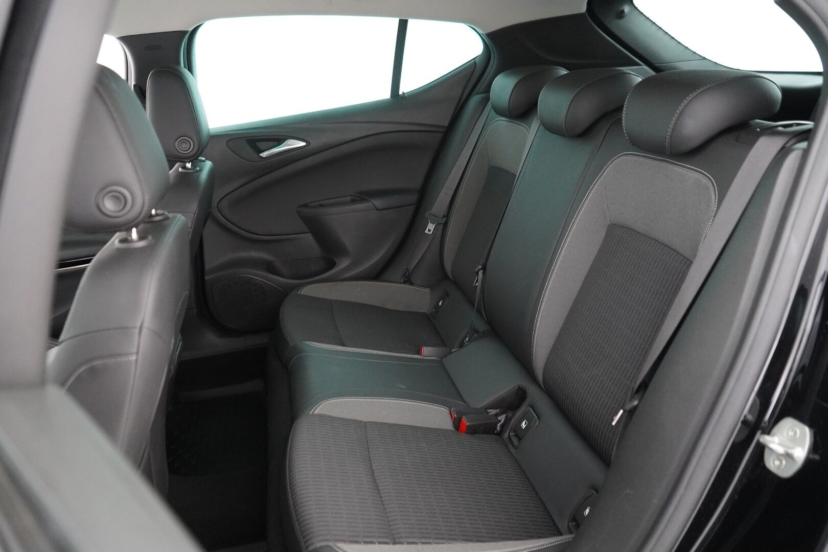 Opel Astra 2021 Ultimate Innovation 130 Turbo *Webasto / Vakkari / P-kamera / Kaistavahti / Navi / LED-valot / Apple&Android  / Ratinlämmitin * - 2-om. Suomi-auto / Kahdet renkaat alumiinivanteilla