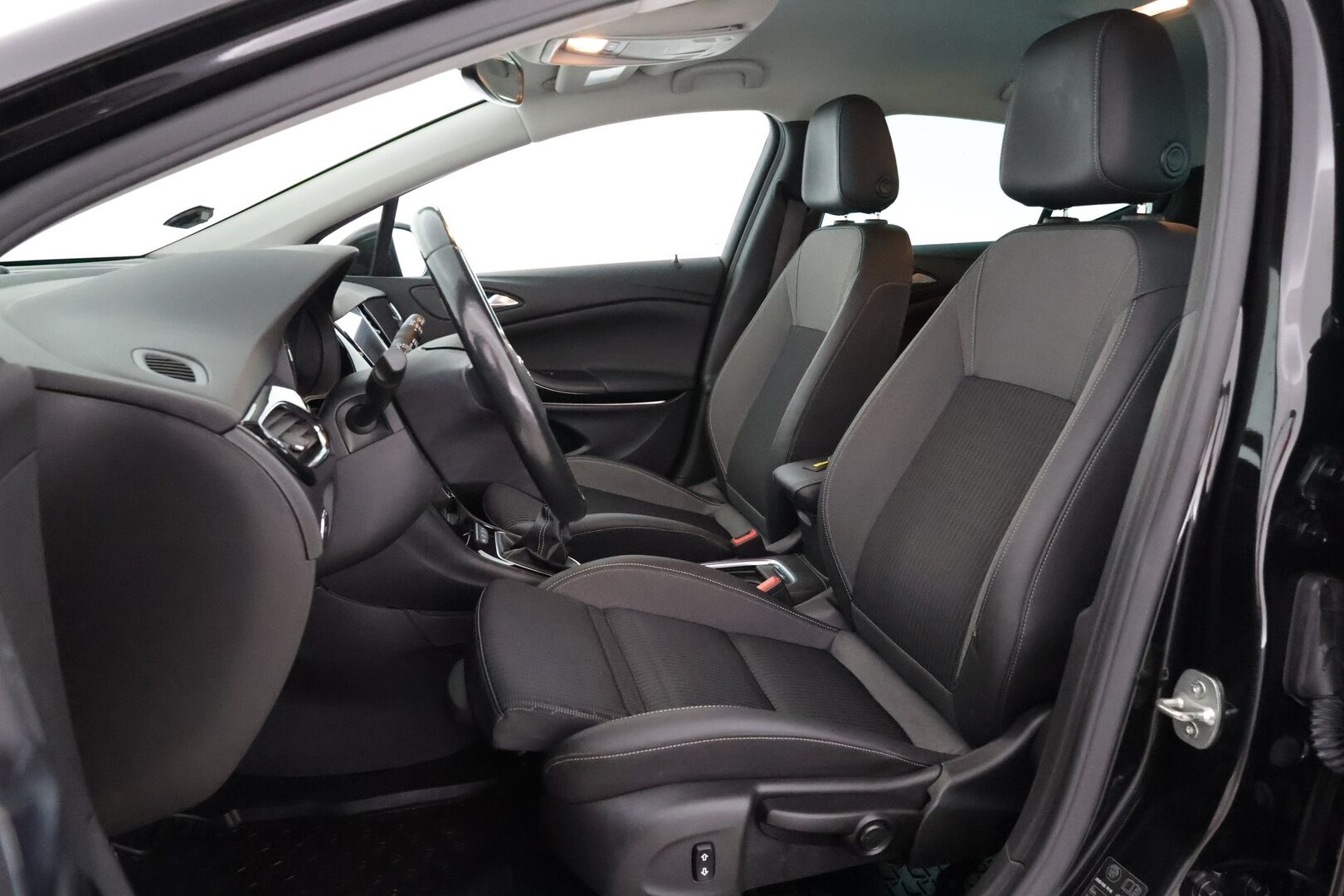 Opel Astra 2021 Ultimate Innovation 130 Turbo *Webasto / Vakkari / P-kamera / Kaistavahti / Navi / LED-valot / Apple&Android  / Ratinlämmitin * - 2-om. Suomi-auto / Kahdet renkaat alumiinivanteilla - HULLUT AVAJAISHULINAT KORKOTARJOUS 3,29 %