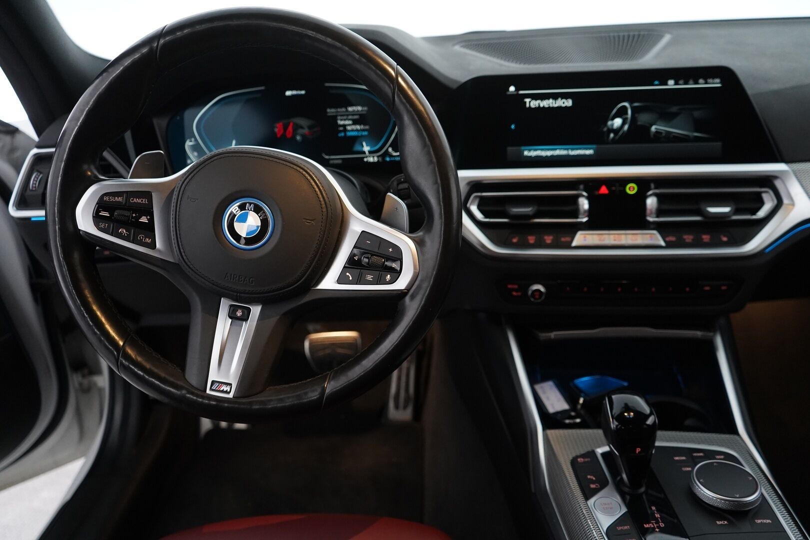 BMW 320 2022 G21 Touring 320e xDrive A Charged Edition M Sport - Edullisesti M-Sport! / 1.Om Suomi-auto / Adapt.Vakkari / Muistipenkki / Vetokoukku / Punaiset Sporttinahat / Comfort Access