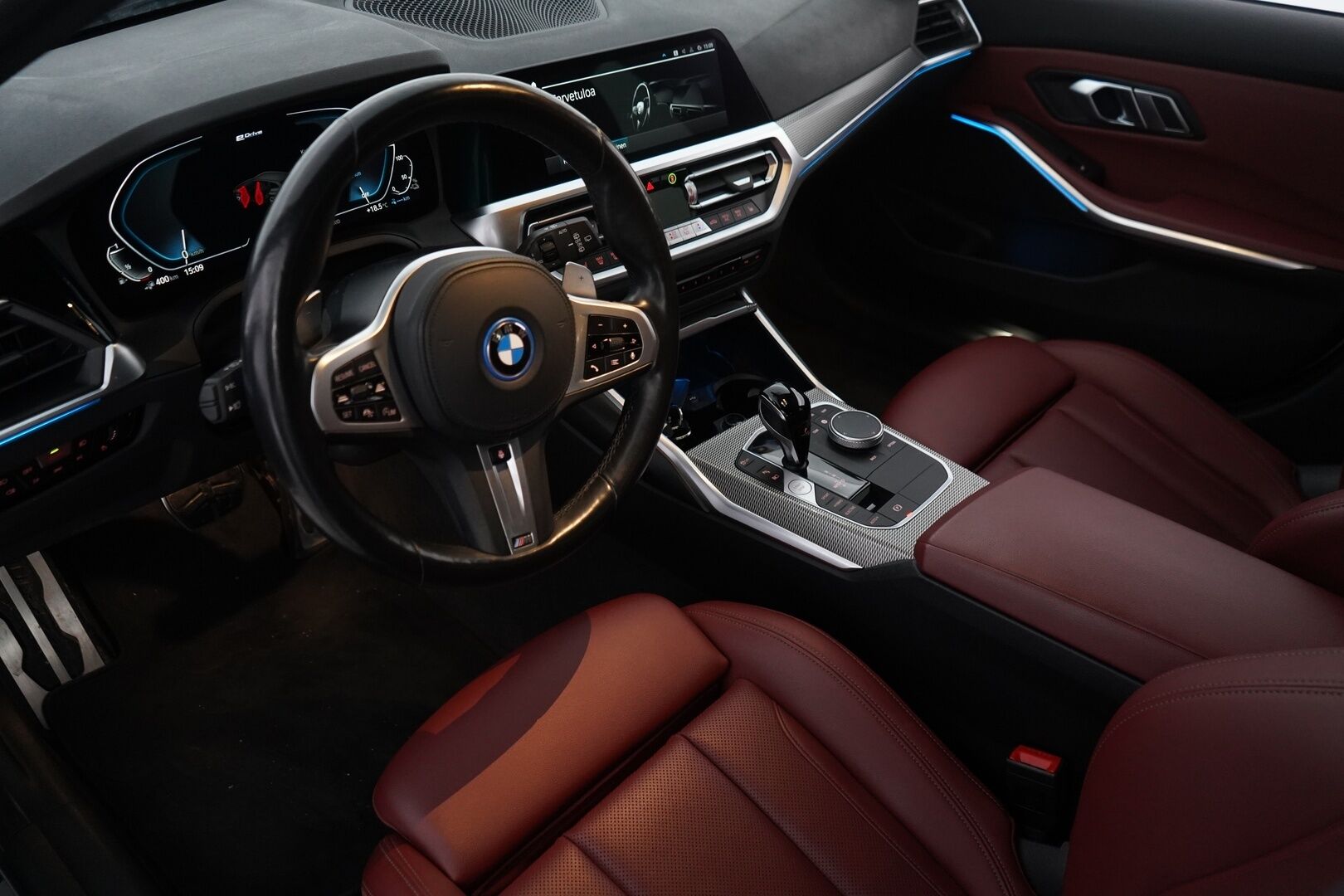 BMW 320 2022 G21 Touring 320e xDrive A Charged Edition M Sport - Edullisesti M-Sport! / 1.Om Suomi-auto / Adapt.Vakkari / Muistipenkki / Vetokoukku / Punaiset Sporttinahat / Comfort Access
