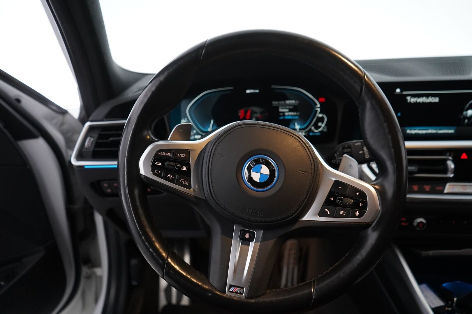 BMW 320 2022 G21 Touring 320e xDrive A Charged Edition M Sport - Edullisesti M-Sport! / 1.Om Suomi-auto / Adapt.Vakkari / Muistipenkki / Vetokoukku / Punaiset Sporttinahat / Comfort Access