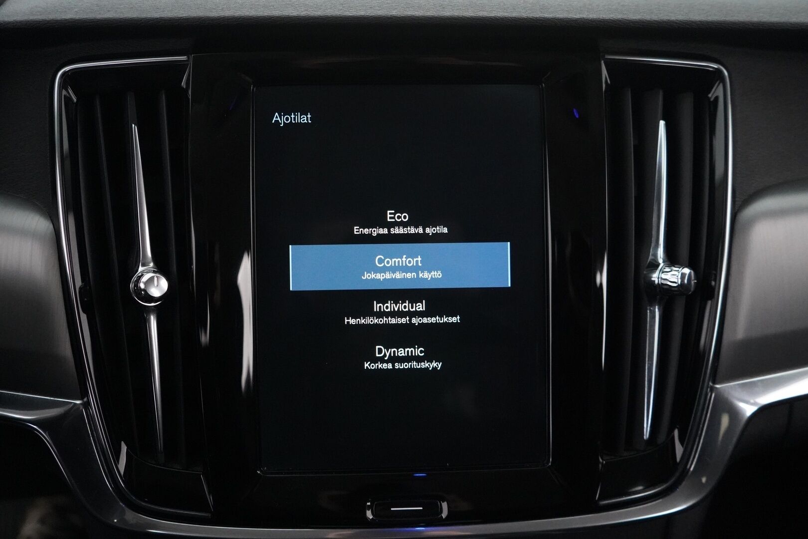 Volvo V90 2019 D4 AWD Inscription aut - ACC | Puolinahat | Koukku | Kahdet vanteet | Jakopää 2025 | Juuri huollettu - KORKO VAIN 3,99 %