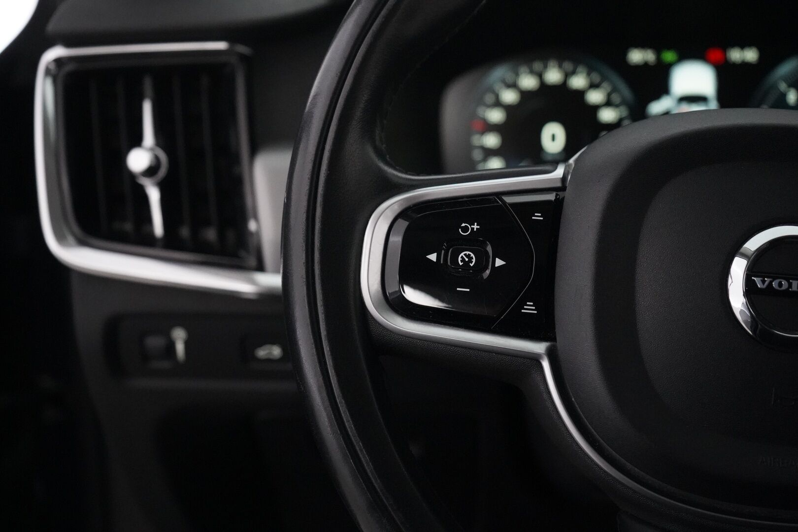 Volvo V90 2019 D4 AWD Inscription aut - ACC | Puolinahat | Koukku | Kahdet vanteet | Jakopää 2025 | Juuri huollettu - KORKO VAIN 3,99 %