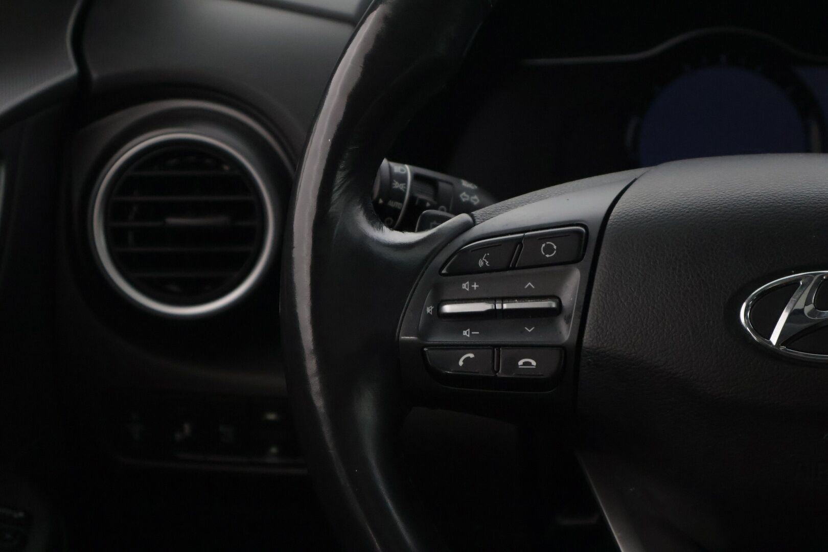 Hyundai KONA 2019 Hyundai Kona Style Hud / Krell Audio / Blis / Nahkasisusta / Ilmastoidut Penkit / Ratinlämmitin / Kattoluukku - TULOSSA MYYNTIIN! 