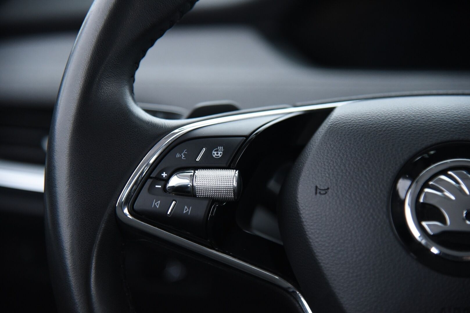 Skoda Enyaq 2022 60 iV - Lämpöpumppu / Suomi-auto / P-kamera / LED / Ambiente valaistus / Apple & Android