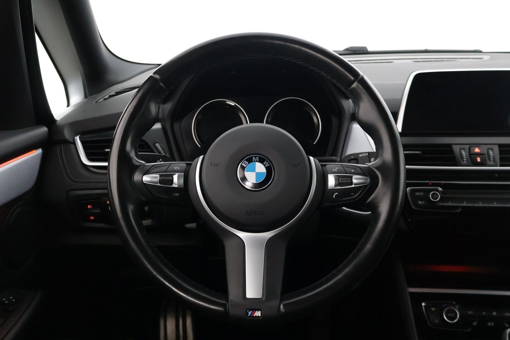 BMW 218 2021 218i Gran Tourer Farmari * P-Kamera / M-sport / 7-paikkainen / Sisätilan lämmitin / Vakkari / Vetokoukku / Applecarplay * - Siisti / 7-Paikkainen / 2xrenkaat / Hyvin huollettu 
