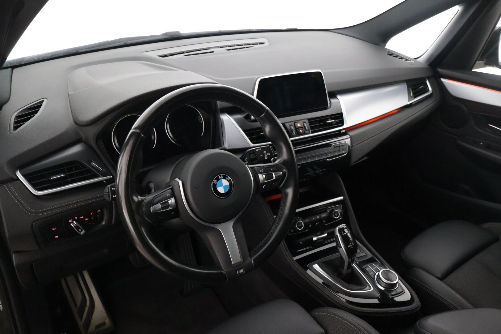 BMW 218 2021 218i Gran Tourer Farmari * P-Kamera / M-sport / 7-paikkainen / Sisätilan lämmitin / Vakkari / Vetokoukku / Applecarplay * - Siisti / 7-Paikkainen / 2xrenkaat / Hyvin huollettu 