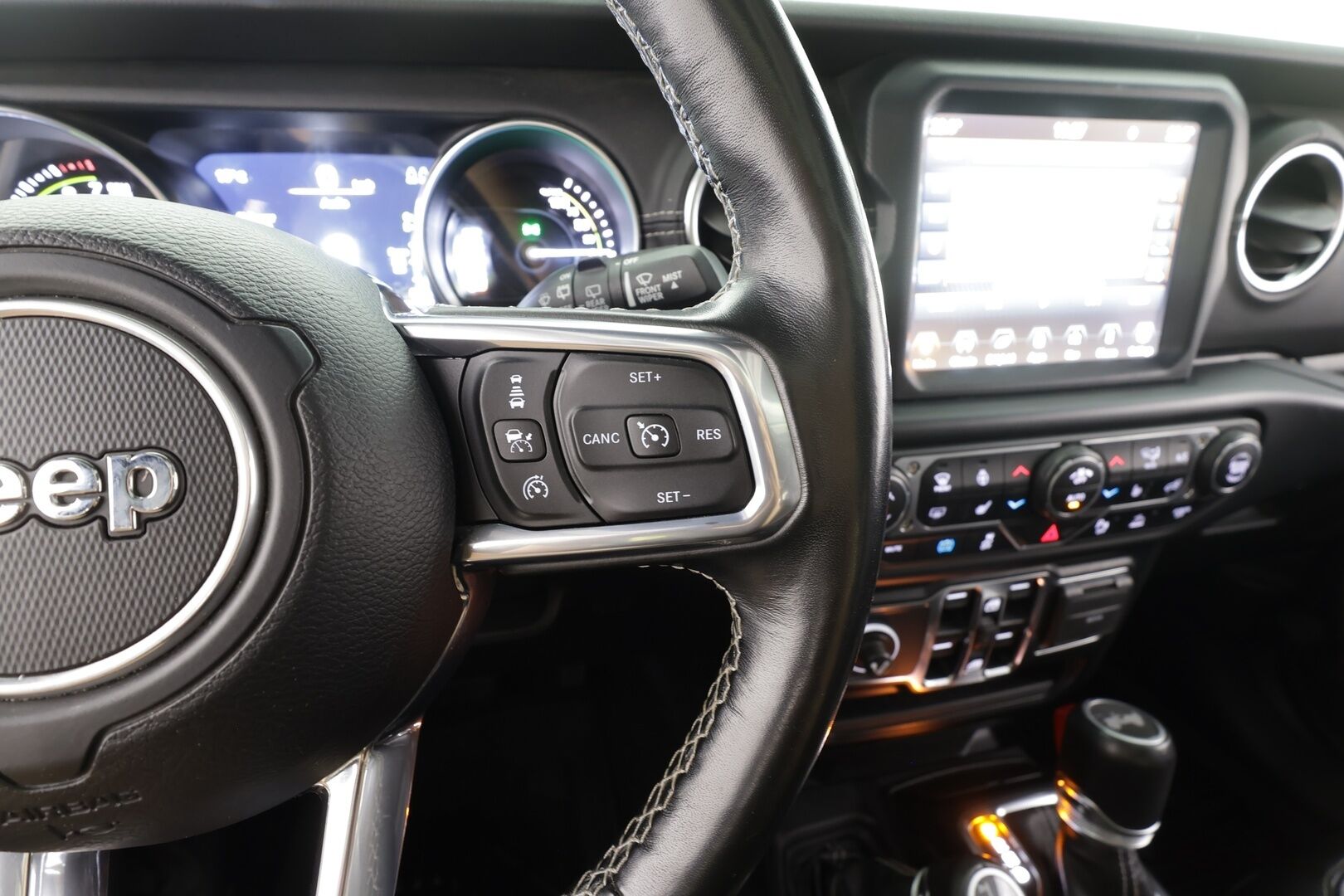 Jeep Wrangler 2021 Sahara 2.0 PHEV AT8 4x4 - | ACC | Koukku | Irroitettava katto | P.Kamera | Nahat | LED | Apple&Android | 1.Om Suomi-auto | Kahdet Renkaat |