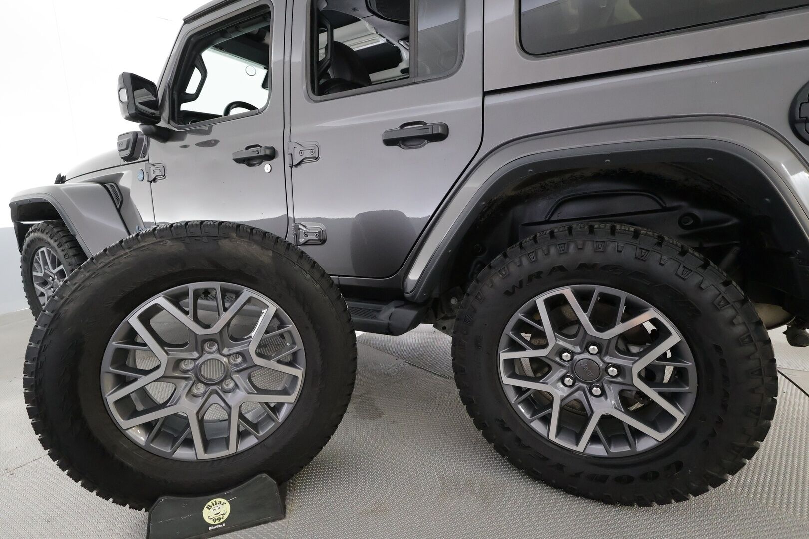 Jeep Wrangler 2021 Sahara 2.0 PHEV AT8 4x4 - | ACC | Koukku | Irroitettava katto | P.Kamera | Nahat | LED | Apple&Android | 1.Om Suomi-auto | Kahdet Renkaat |