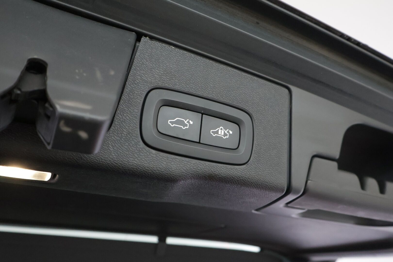 Volvo XC60 2019 T8 AWD Inscription aut */ Adapt.Vakkari / Pa-lisälämmitin / Muistipenkit / Panorama / HUD / Koukku / Navi /* - 3,99 % KORKOTARJOUS TÄHÄN AUTOON 31.8. ASTI! - Kattavasti varusteltu / Särmä yksilö / 2x renkaat