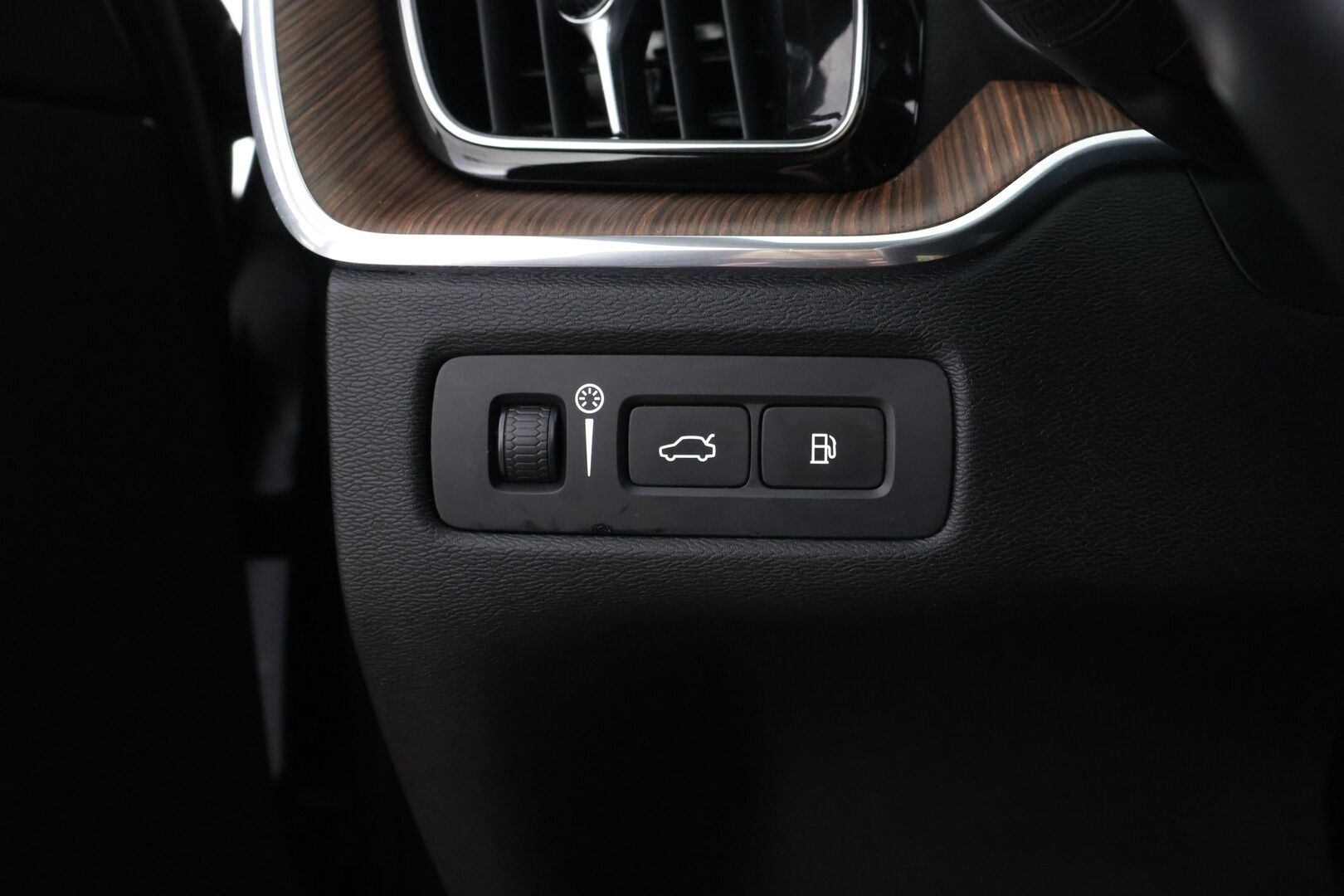 Volvo XC60 2019 T8 AWD Inscription aut */ Adapt.Vakkari / Pa-lisälämmitin / Muistipenkit / Panorama / HUD / Koukku / Navi /* - 3,99 % KORKOTARJOUS TÄHÄN AUTOON 31.8. ASTI! - Kattavasti varusteltu / Särmä yksilö / 2x renkaat