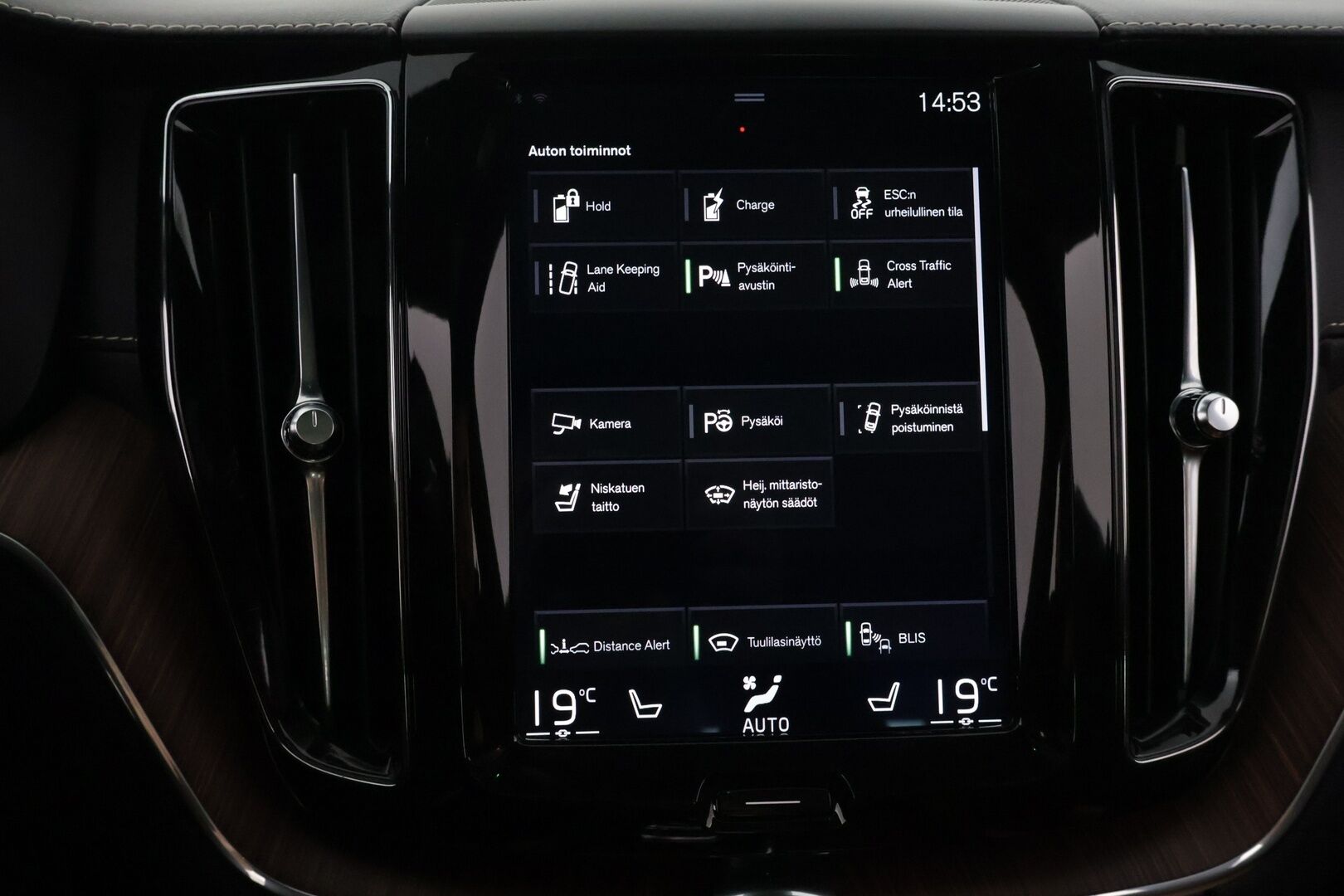 Volvo XC60 2019 T8 AWD Inscription aut */ Adapt.Vakkari / Pa-lisälämmitin / Muistipenkit / Panorama / HUD / Koukku / Navi /* - 3,99 % KORKOTARJOUS TÄHÄN AUTOON 31.8. ASTI! - Kattavasti varusteltu / Särmä yksilö / 2x renkaat
