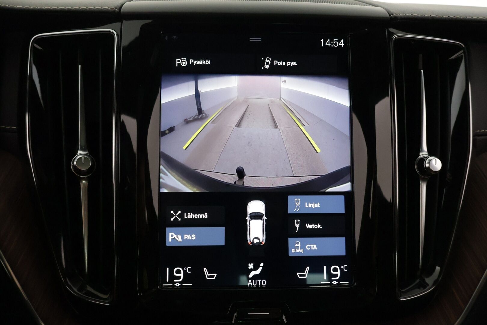 Volvo XC60 2019 T8 AWD Inscription aut */ Adapt.Vakkari / Pa-lisälämmitin / Muistipenkit / Panorama / HUD / Koukku / Navi /* - 3,99 % KORKOTARJOUS TÄHÄN AUTOON 31.8. ASTI! - Kattavasti varusteltu / Särmä yksilö / 2x renkaat