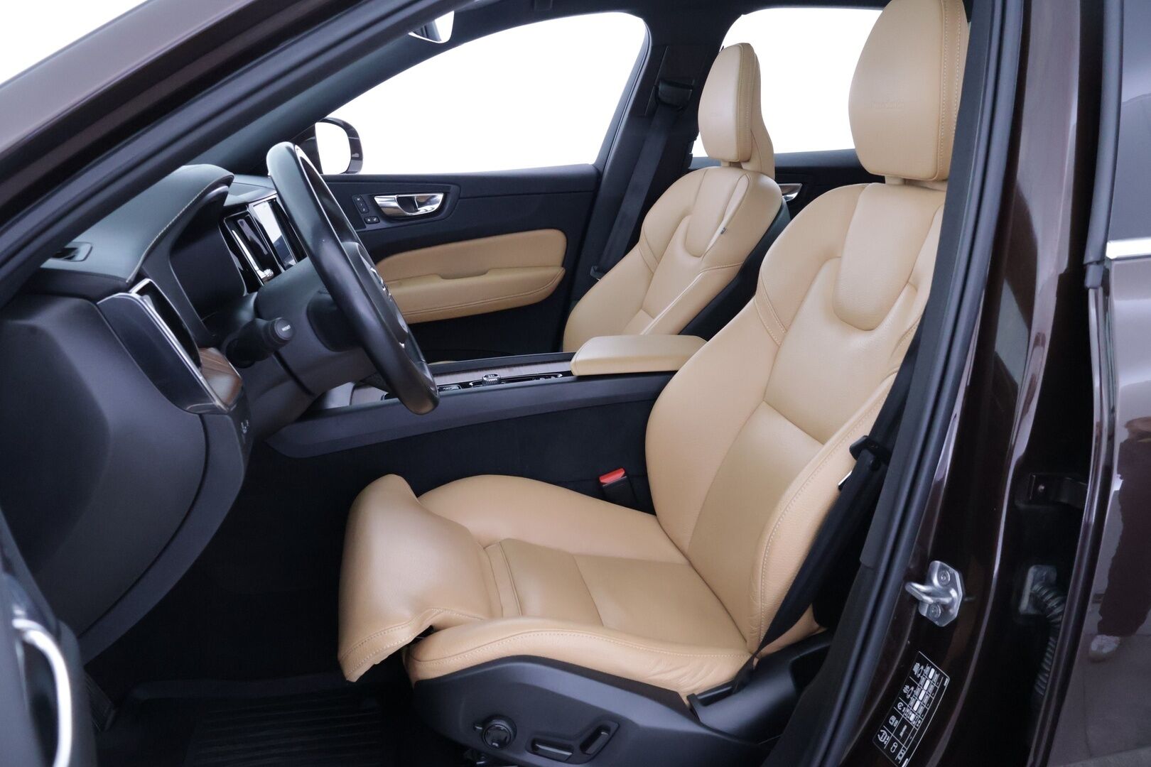 Volvo XC60 2019 T8 AWD Inscription aut */ Adapt.Vakkari / Pa-lisälämmitin / Muistipenkit / Panorama / HUD / Koukku / Navi /* - 3,99 % KORKOTARJOUS TÄHÄN AUTOON 31.8. ASTI! - Kattavasti varusteltu / Särmä yksilö / 2x renkaat