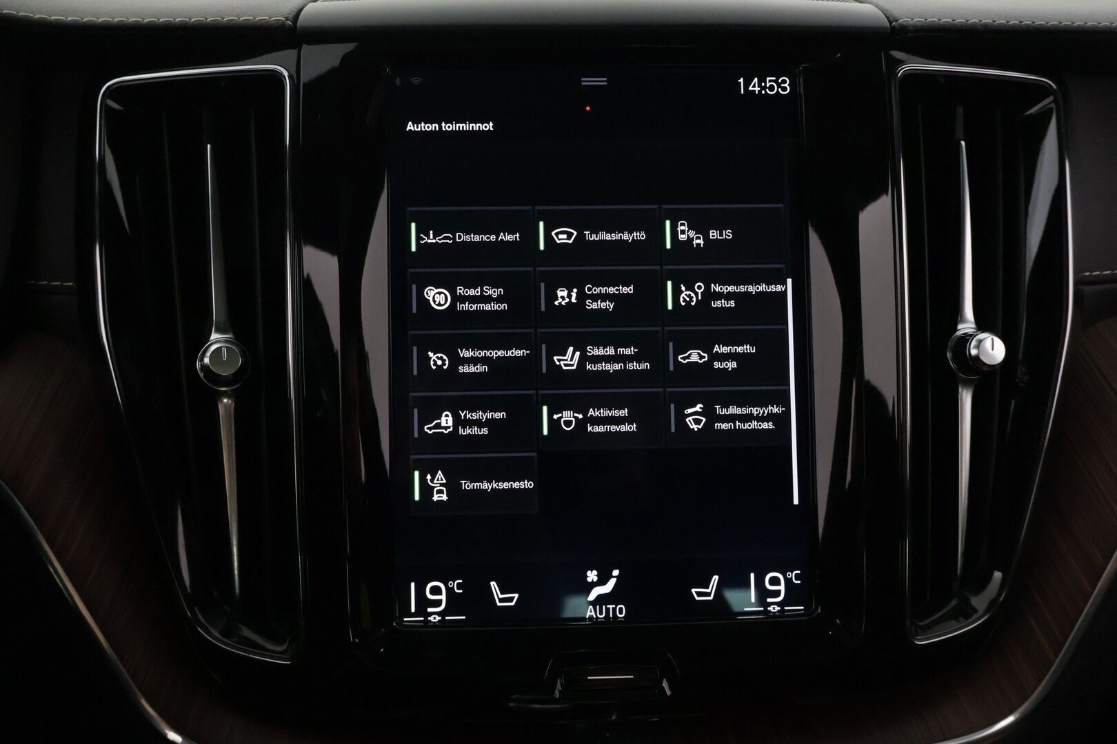 Volvo XC60 2019 T8 AWD Inscription aut */ Adapt.Vakkari / Pa-lisälämmitin / Muistipenkit / Panorama / HUD / Koukku / Navi /* - 3,99 % KORKOTARJOUS TÄHÄN AUTOON 31.8. ASTI! - Kattavasti varusteltu / Särmä yksilö / 2x renkaat