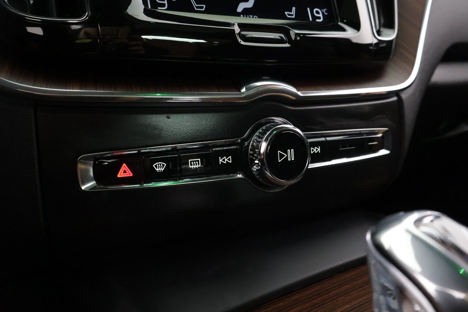 Volvo XC60 2019 T8 AWD Inscription aut */ Adapt.Vakkari / Pa-lisälämmitin / Muistipenkit / Panorama / HUD / Koukku / Navi /* - 3,99 % KORKOTARJOUS TÄHÄN AUTOON 31.8. ASTI! - Kattavasti varusteltu / Särmä yksilö / 2x renkaat