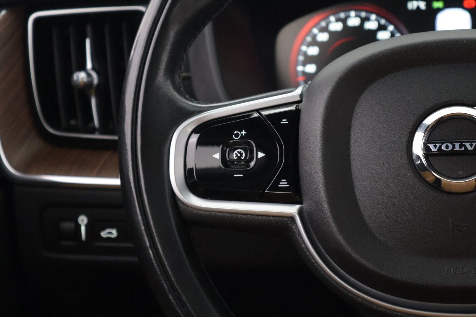 Volvo XC60 2019 T8 AWD Inscription aut */ Adapt.Vakkari / Pa-lisälämmitin / Muistipenkit / Panorama / HUD / Koukku / Navi /* - 3,99 % KORKOTARJOUS TÄHÄN AUTOON 31.8. ASTI! - Kattavasti varusteltu / Särmä yksilö / 2x renkaat