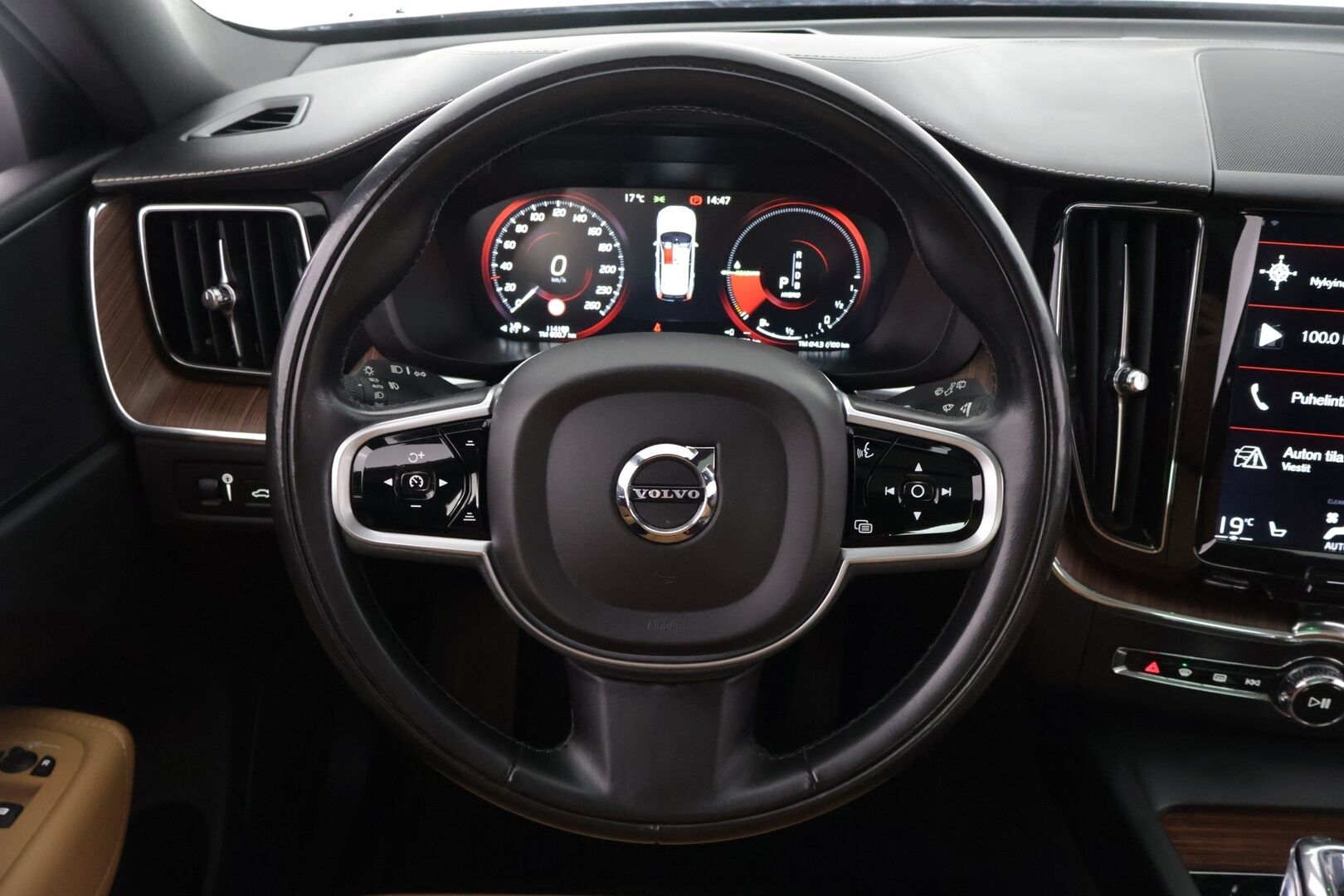 Volvo XC60 2019 T8 AWD Inscription aut */ Adapt.Vakkari / Pa-lisälämmitin / Muistipenkit / Panorama / HUD / Koukku / Navi /* - 3,99 % KORKOTARJOUS TÄHÄN AUTOON 31.8. ASTI! - Kattavasti varusteltu / Särmä yksilö / 2x renkaat