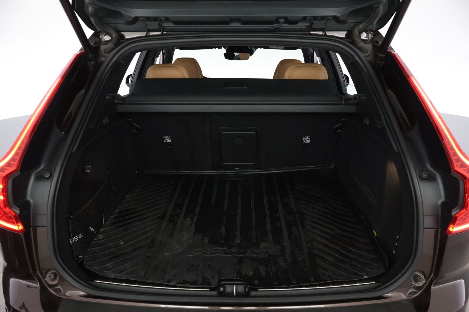 Volvo XC60 2019 T8 AWD Inscription aut */ Adapt.Vakkari / Pa-lisälämmitin / Muistipenkit / Panorama / HUD / Koukku / Navi /* - 3,99 % KORKOTARJOUS TÄHÄN AUTOON 31.8. ASTI! - Kattavasti varusteltu / Särmä yksilö / 2x renkaat