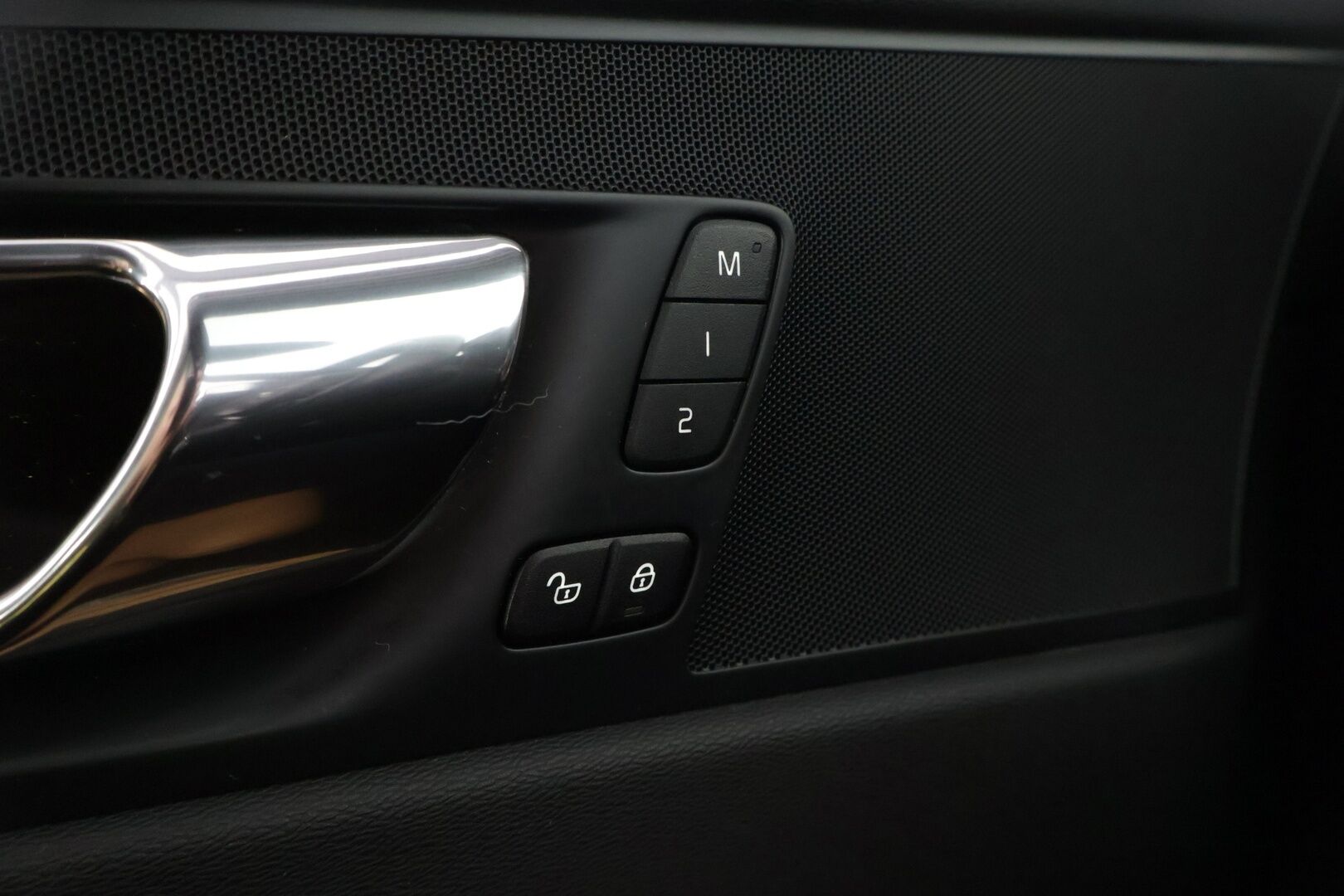 Volvo XC60 2019 T8 AWD Inscription aut */ Adapt.Vakkari / Pa-lisälämmitin / Muistipenkit / Panorama / HUD / Koukku / Navi /* - 3,99 % KORKOTARJOUS TÄHÄN AUTOON 31.8. ASTI! - Kattavasti varusteltu / Särmä yksilö / 2x renkaat