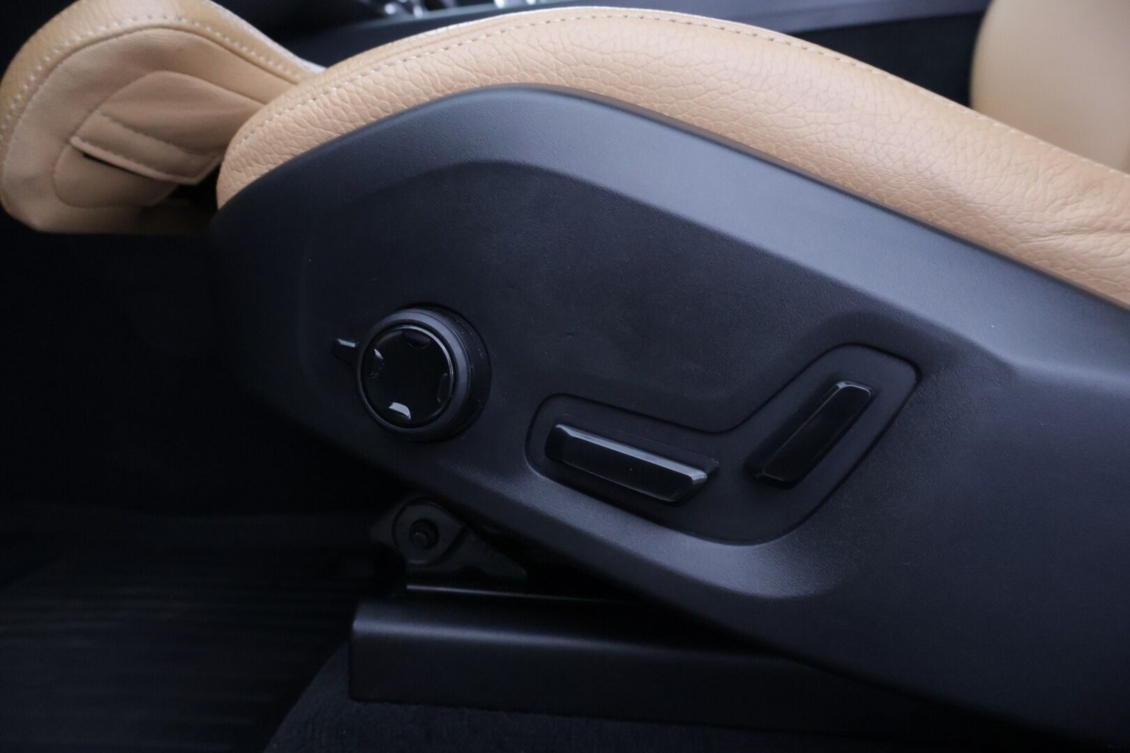 Volvo XC60 2019 T8 AWD Inscription aut */ Adapt.Vakkari / Pa-lisälämmitin / Muistipenkit / Panorama / HUD / Koukku / Navi /* - 3,99 % KORKOTARJOUS TÄHÄN AUTOON 31.8. ASTI! - Kattavasti varusteltu / Särmä yksilö / 2x renkaat