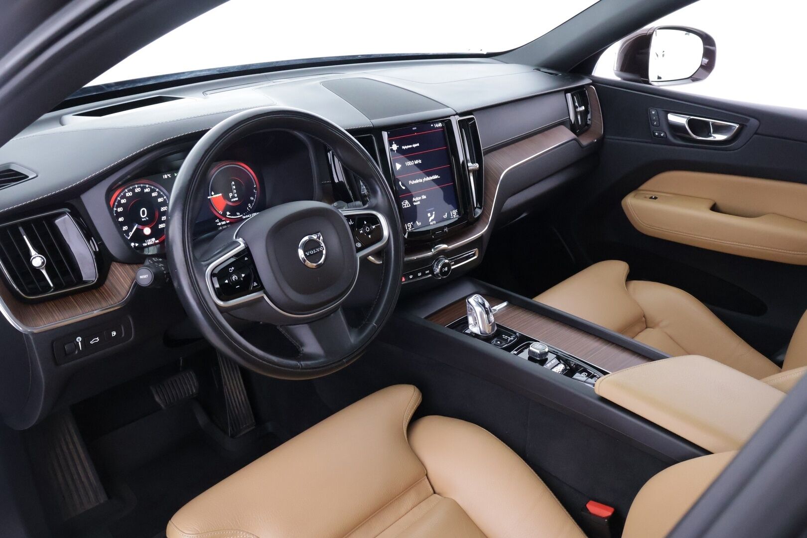 Volvo XC60 2019 T8 AWD Inscription aut */ Adapt.Vakkari / Pa-lisälämmitin / Muistipenkit / Panorama / HUD / Koukku / Navi /* - 3,99 % KORKOTARJOUS TÄHÄN AUTOON 31.8. ASTI! - Kattavasti varusteltu / Särmä yksilö / 2x renkaat