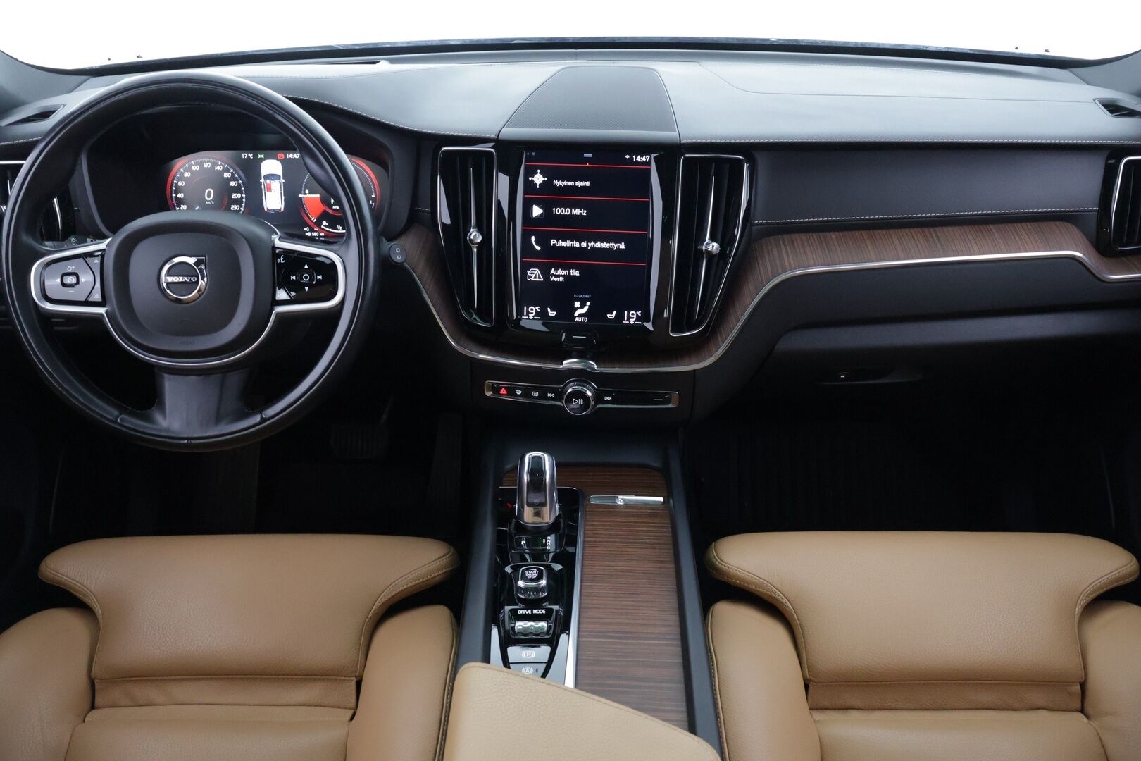 Volvo XC60 2019 T8 AWD Inscription aut */ Adapt.Vakkari / Pa-lisälämmitin / Muistipenkit / Panorama / HUD / Koukku / Navi /* - 3,99 % KORKOTARJOUS TÄHÄN AUTOON 31.8. ASTI! - Kattavasti varusteltu / Särmä yksilö / 2x renkaat