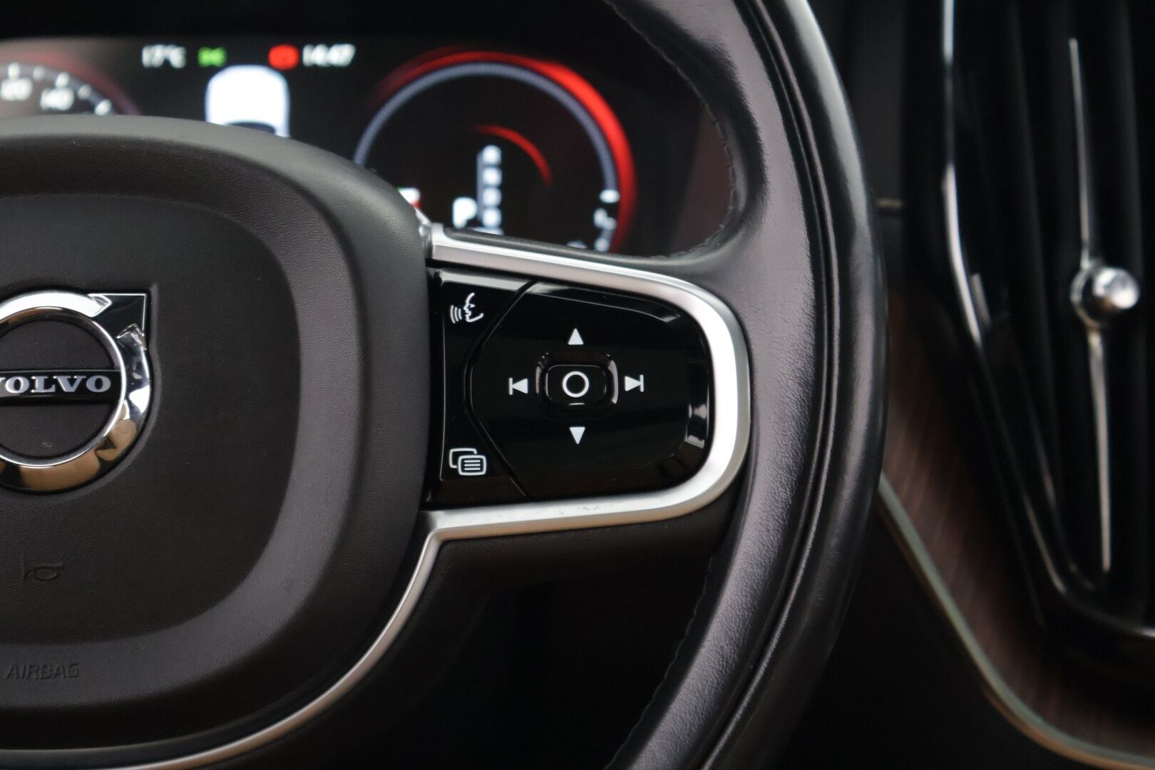 Volvo XC60 2019 T8 AWD Inscription aut */ Adapt.Vakkari / Pa-lisälämmitin / Muistipenkit / Panorama / HUD / Koukku / Navi /* - 3,99 % KORKOTARJOUS TÄHÄN AUTOON 31.8. ASTI! - Kattavasti varusteltu / Särmä yksilö / 2x renkaat