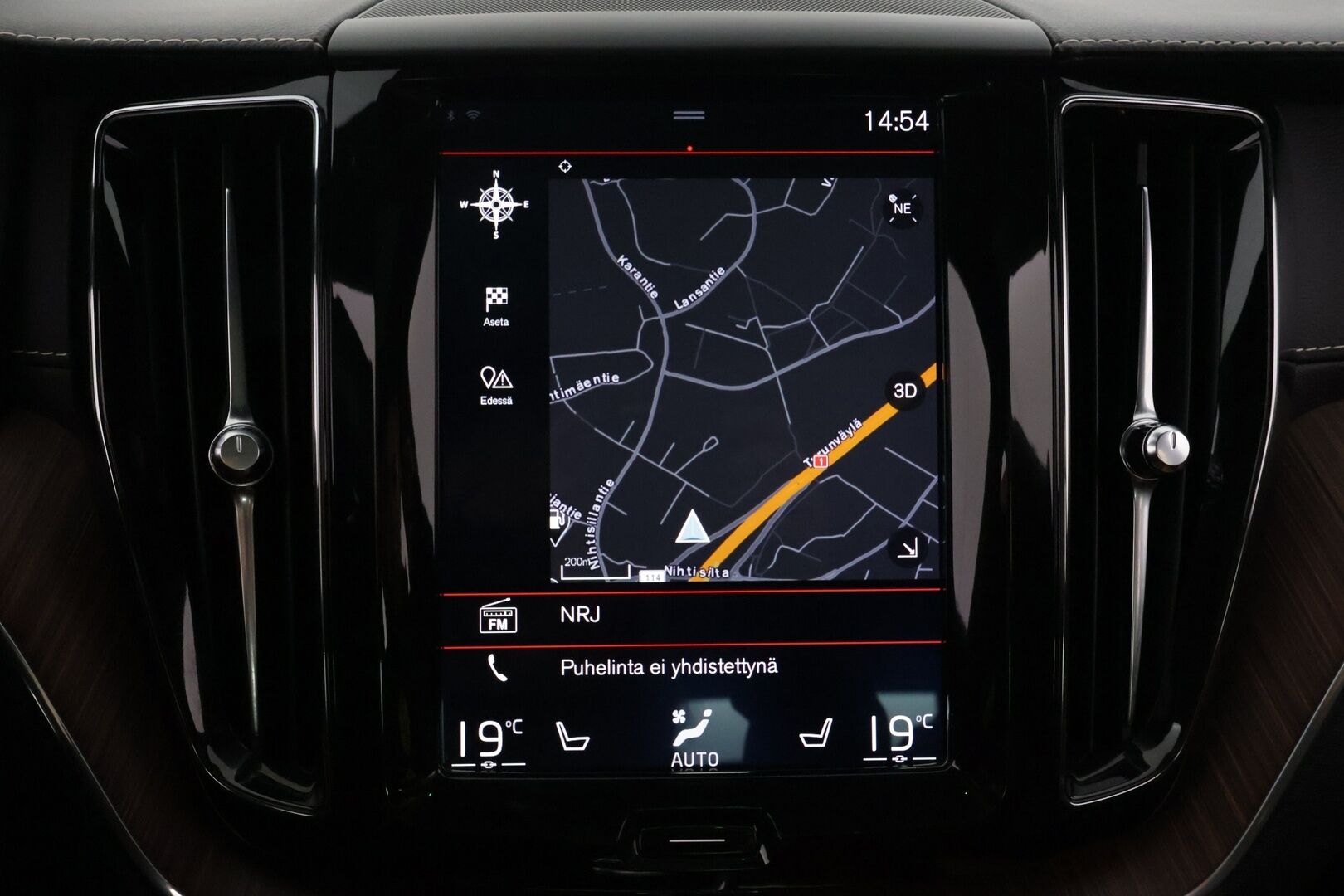 Volvo XC60 2019 T8 AWD Inscription aut */ Adapt.Vakkari / Pa-lisälämmitin / Muistipenkit / Panorama / HUD / Koukku / Navi /* - 3,99 % KORKOTARJOUS TÄHÄN AUTOON 31.8. ASTI! - Kattavasti varusteltu / Särmä yksilö / 2x renkaat