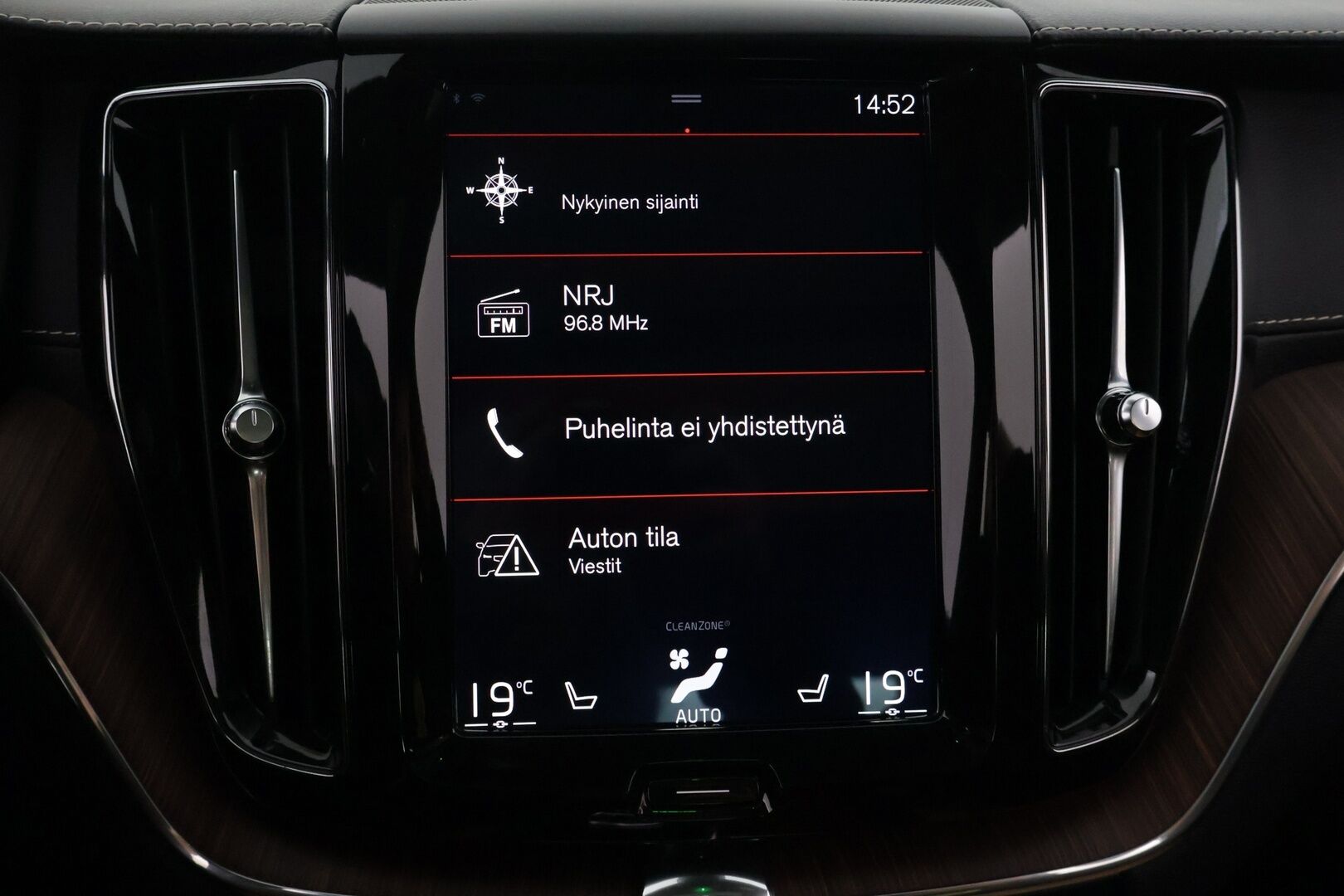 Volvo XC60 2019 T8 AWD Inscription aut */ Adapt.Vakkari / Pa-lisälämmitin / Muistipenkit / Panorama / HUD / Koukku / Navi /* - 3,99 % KORKOTARJOUS TÄHÄN AUTOON 31.8. ASTI! - Kattavasti varusteltu / Särmä yksilö / 2x renkaat