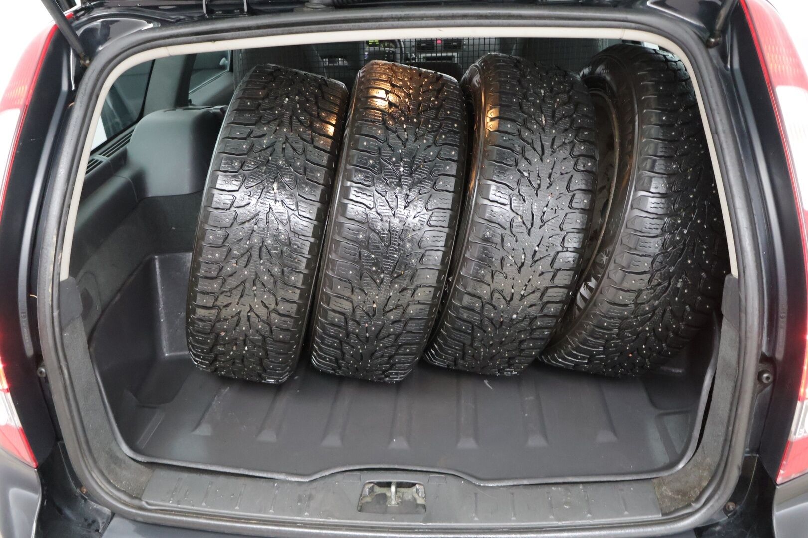 Volvo V50 2004 V50 2.5 T5 Momentum * YritysOutlet - Myydään vain yrityksille *  / Vakkari / 2x renkaat / lisäpitkät * - YritysOutlet - Myydään vain yrityksille