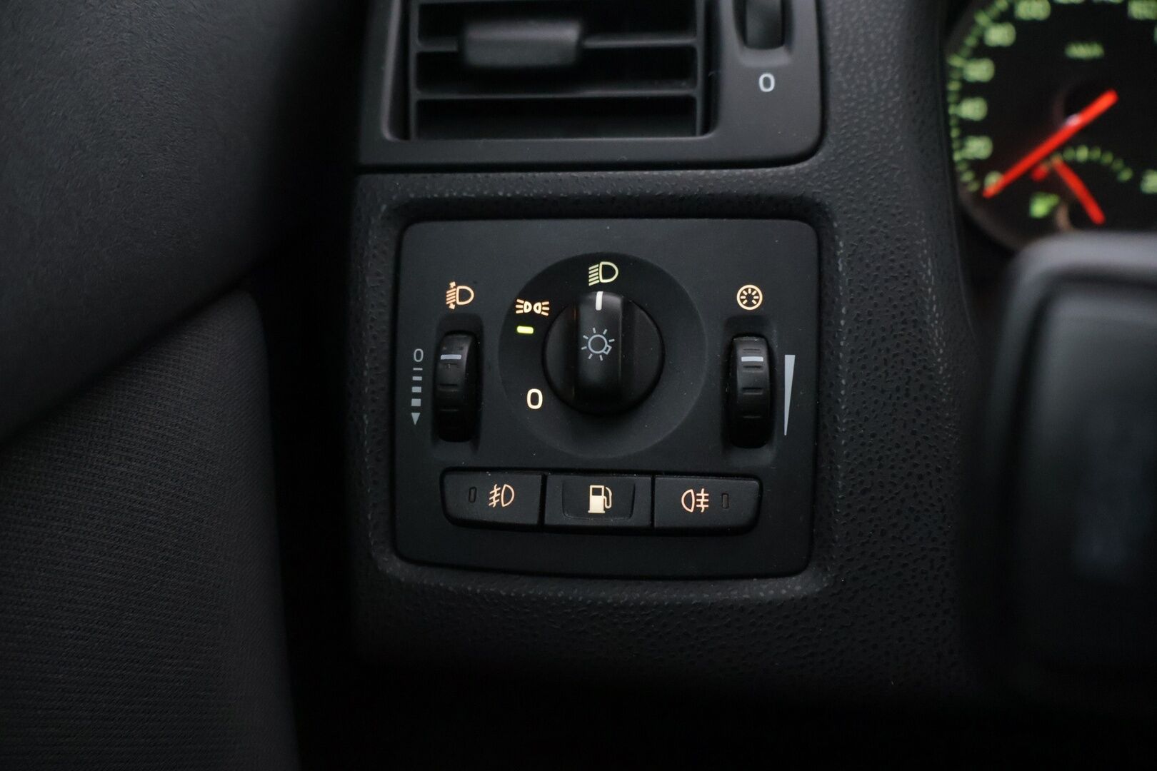 Volvo V50 2005 2.5 T5 Kinetic *Myydään Huutokaupat.com*  *Vakkari / 2x Renkaat / Lisäpitkät* - *Myydään Huutokaupat.com*