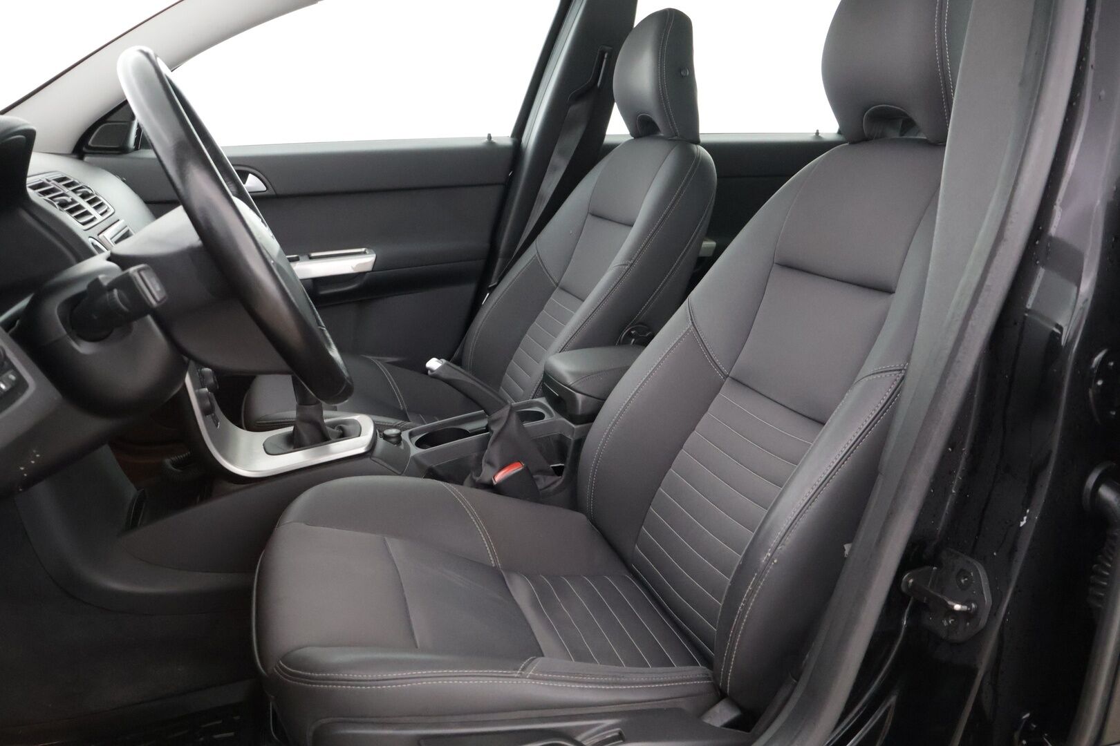 Volvo V50 2004 V50 2.5 T5 Momentum * YritysOutlet - Myydään vain yrityksille *  / Vakkari / 2x renkaat / lisäpitkät * - YritysOutlet - Myydään vain yrityksille