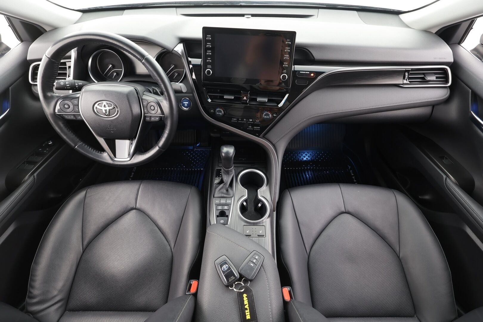 Toyota Camry 2022 2,5 Hybrid Style * ACC / Lohko / P.kamera / Sähköpenkit / Navi / LED / Nahat / Keyless / Ratinlämmitin / Facelift * - Suomi-auto / Kahdet renkaat aluvanteilla / Merkkihuollettu - HULLUT AVAJAISHULINAT KORKOTARJOUS 3,29 %