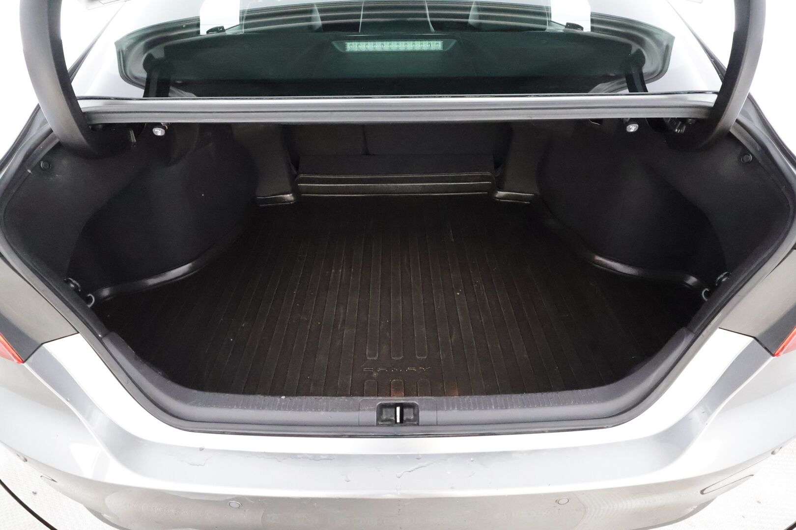 Toyota Camry 2022 2,5 Hybrid Style * ACC / Lohko / P.kamera / Sähköpenkit / Navi / LED / Nahat / Keyless / Ratinlämmitin / Facelift * - Suomi-auto / Kahdet renkaat aluvanteilla / Merkkihuollettu - HULLUT AVAJAISHULINAT KORKOTARJOUS 3,29 %