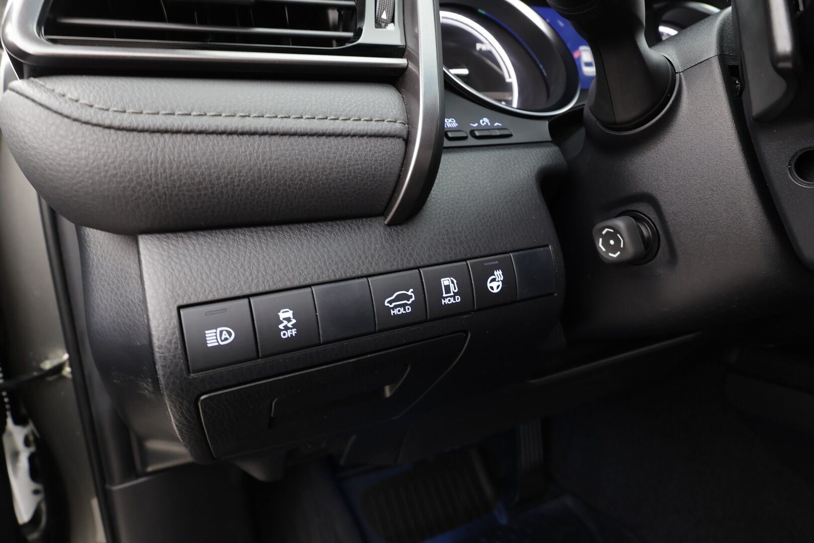 Toyota Camry 2022 2,5 Hybrid Style * ACC / Lohko / P.kamera / Sähköpenkit / Navi / LED / Nahat / Keyless / Ratinlämmitin / Facelift * - Suomi-auto / Kahdet renkaat aluvanteilla / Merkkihuollettu - HULLUT AVAJAISHULINAT KORKOTARJOUS 3,29 %