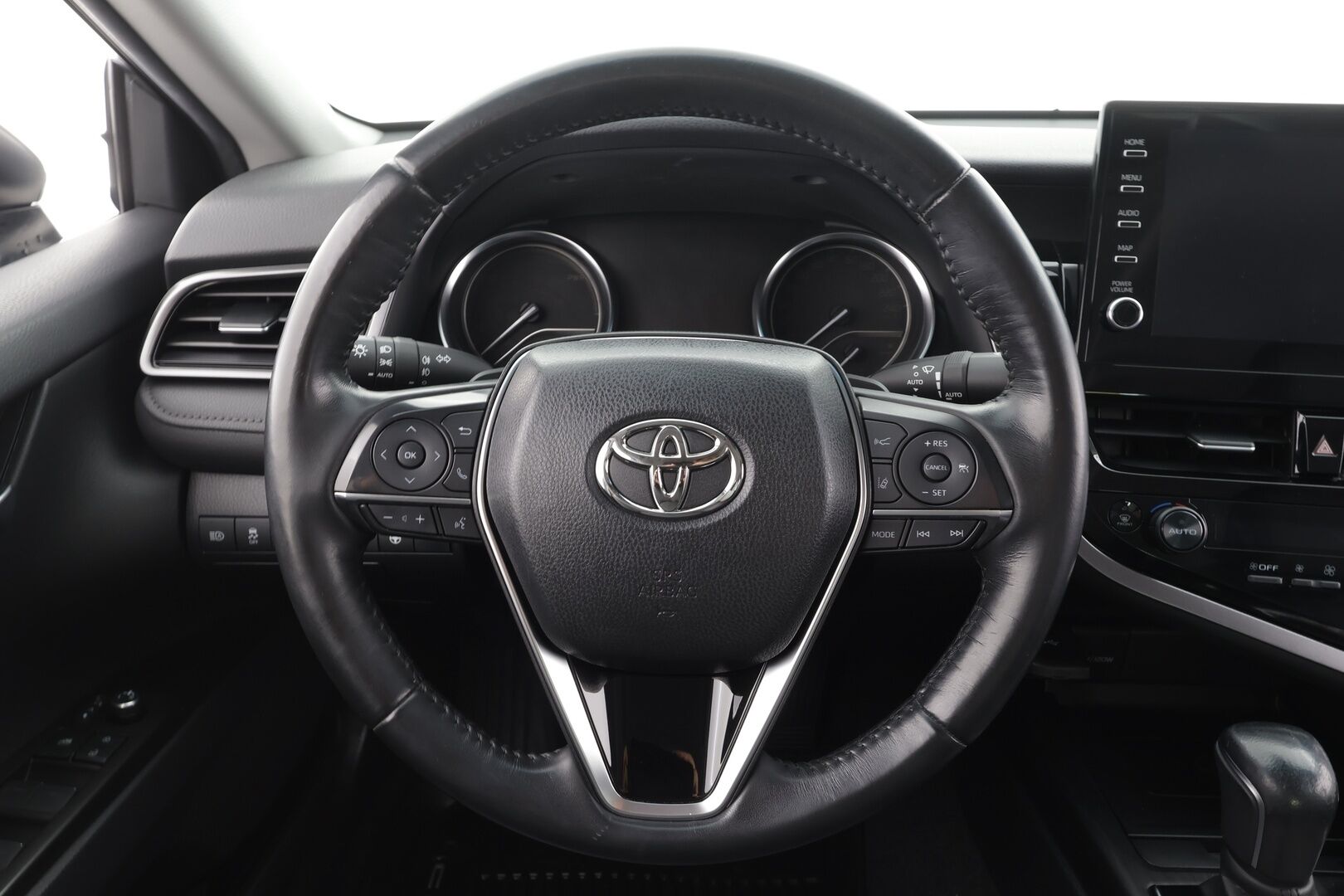 Toyota Camry 2022 2,5 Hybrid Style * ACC / Lohko / P.kamera / Sähköpenkit / Navi / LED / Nahat / Keyless / Ratinlämmitin / Facelift * - Suomi-auto / Kahdet renkaat aluvanteilla / Merkkihuollettu - HULLUT AVAJAISHULINAT KORKOTARJOUS 3,29 %