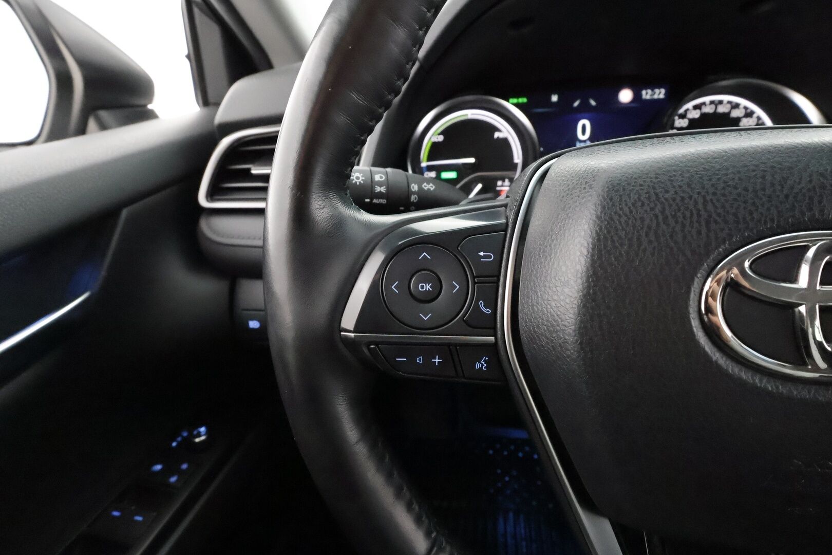 Toyota Camry 2022 2,5 Hybrid Style * ACC / Lohko / P.kamera / Sähköpenkit / Navi / LED / Nahat / Keyless / Ratinlämmitin / Facelift * - Suomi-auto / Kahdet renkaat aluvanteilla / Merkkihuollettu - HULLUT AVAJAISHULINAT KORKOTARJOUS 3,29 %