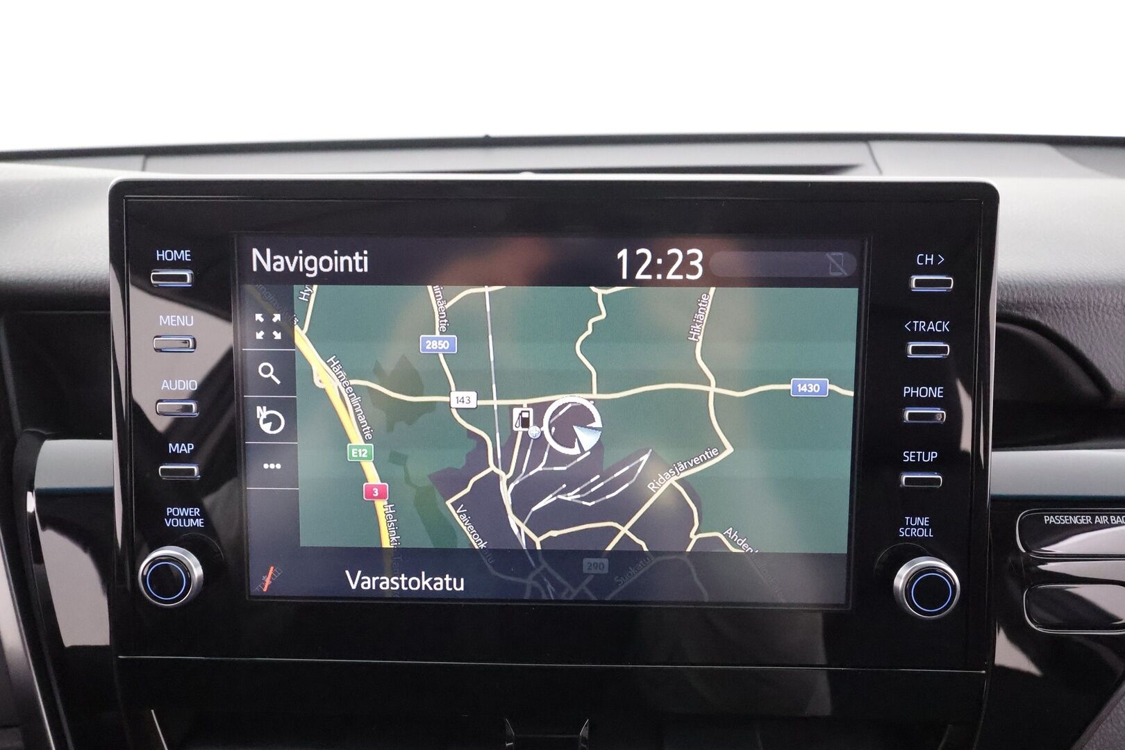 Toyota Camry 2022 2,5 Hybrid Style * ACC / Lohko / P.kamera / Sähköpenkit / Navi / LED / Nahat / Keyless / Ratinlämmitin / Facelift * - Suomi-auto / Kahdet renkaat aluvanteilla / Merkkihuollettu - HULLUT AVAJAISHULINAT KORKOTARJOUS 3,29 %