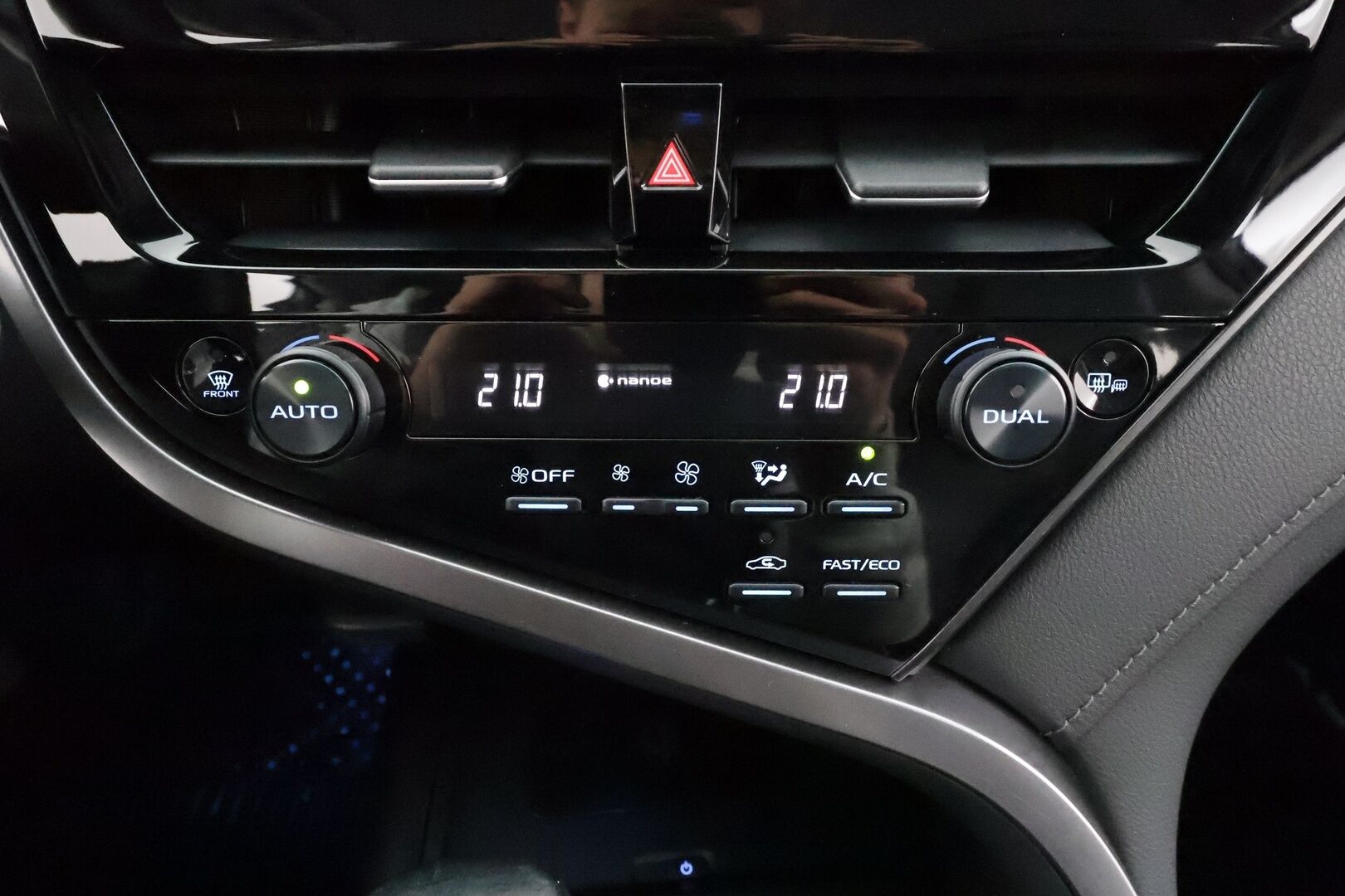 Toyota Camry 2022 2,5 Hybrid Style * ACC / Lohko / P.kamera / Sähköpenkit / Navi / LED / Nahat / Keyless / Ratinlämmitin / Facelift * - Suomi-auto / Kahdet renkaat aluvanteilla / Merkkihuollettu - HULLUT AVAJAISHULINAT KORKOTARJOUS 3,29 %