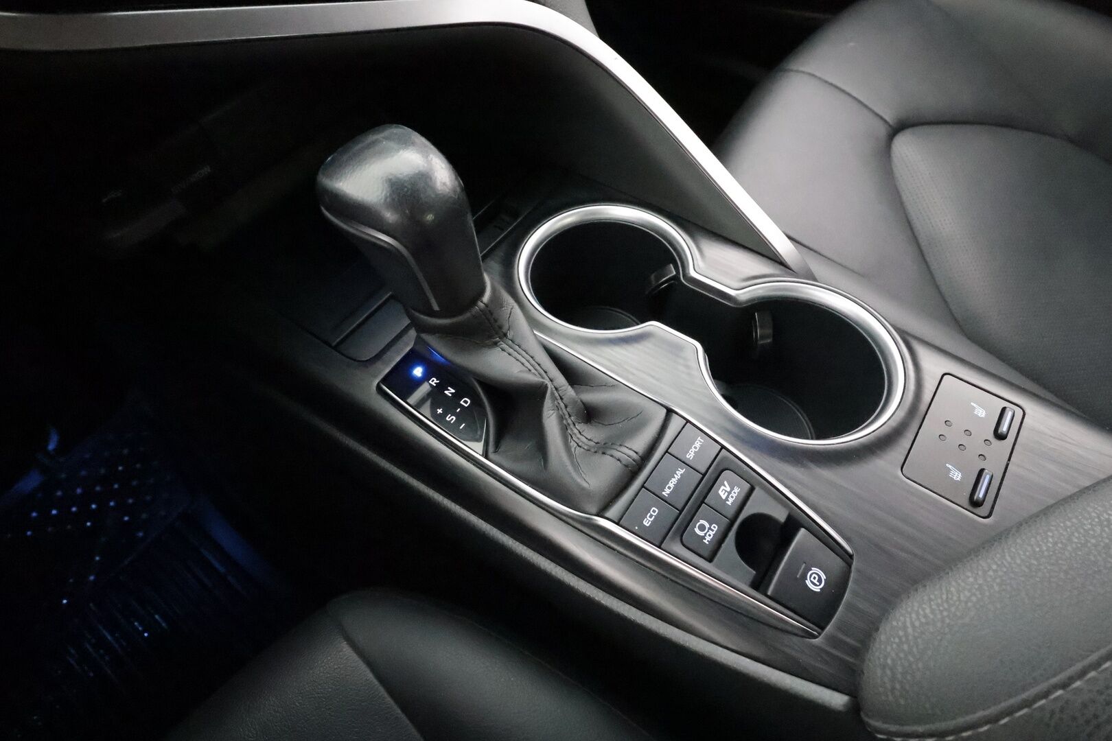 Toyota Camry 2022 2,5 Hybrid Style * ACC / Lohko / P.kamera / Sähköpenkit / Navi / LED / Nahat / Keyless / Ratinlämmitin / Facelift * - Suomi-auto / Kahdet renkaat aluvanteilla / Merkkihuollettu - HULLUT AVAJAISHULINAT KORKOTARJOUS 3,29 %