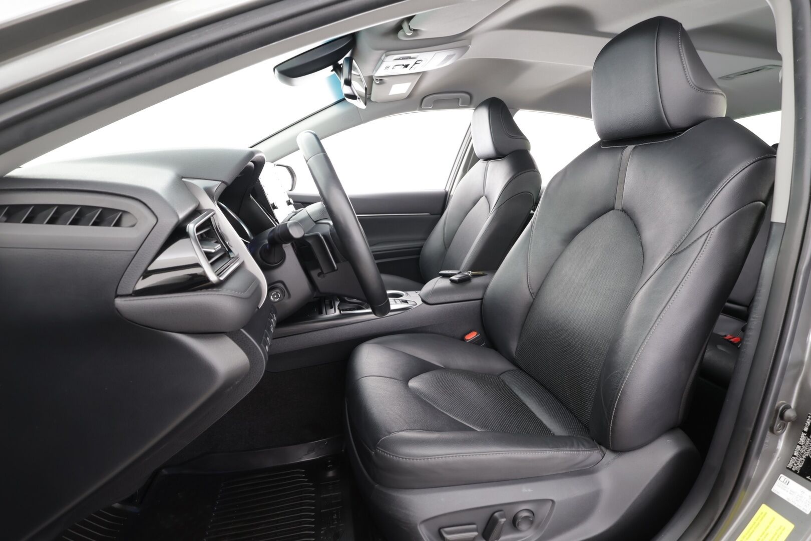 Toyota Camry 2022 2,5 Hybrid Style * ACC / Lohko / P.kamera / Sähköpenkit / Navi / LED / Nahat / Keyless / Ratinlämmitin / Facelift * - Suomi-auto / Kahdet renkaat aluvanteilla / Merkkihuollettu - HULLUT AVAJAISHULINAT KORKOTARJOUS 3,29 %