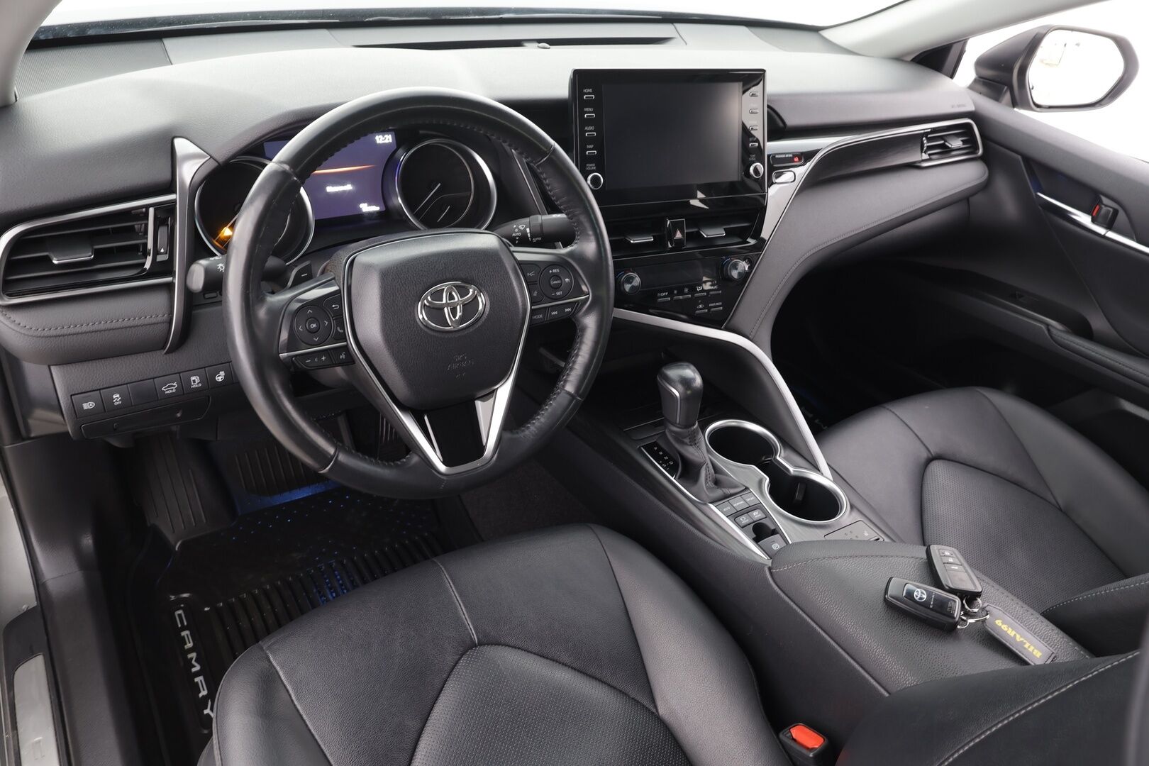 Toyota Camry 2022 2,5 Hybrid Style * ACC / Lohko / P.kamera / Sähköpenkit / Navi / LED / Nahat / Keyless / Ratinlämmitin / Facelift * - Suomi-auto / Kahdet renkaat aluvanteilla / Merkkihuollettu - HULLUT AVAJAISHULINAT KORKOTARJOUS 3,29 %