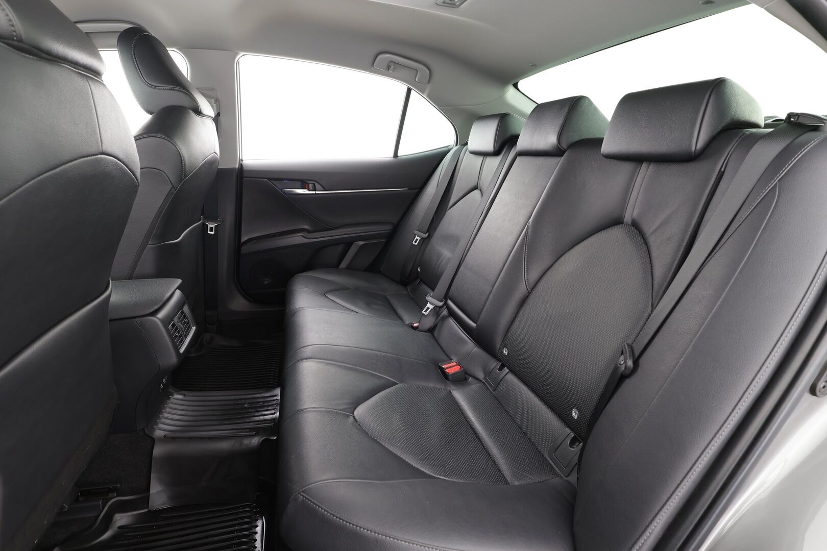 Toyota Camry 2022 2,5 Hybrid Style * ACC / Lohko / P.kamera / Sähköpenkit / Navi / LED / Nahat / Keyless / Ratinlämmitin / Facelift * - Suomi-auto / Kahdet renkaat aluvanteilla / Merkkihuollettu - HULLUT AVAJAISHULINAT KORKOTARJOUS 3,29 %