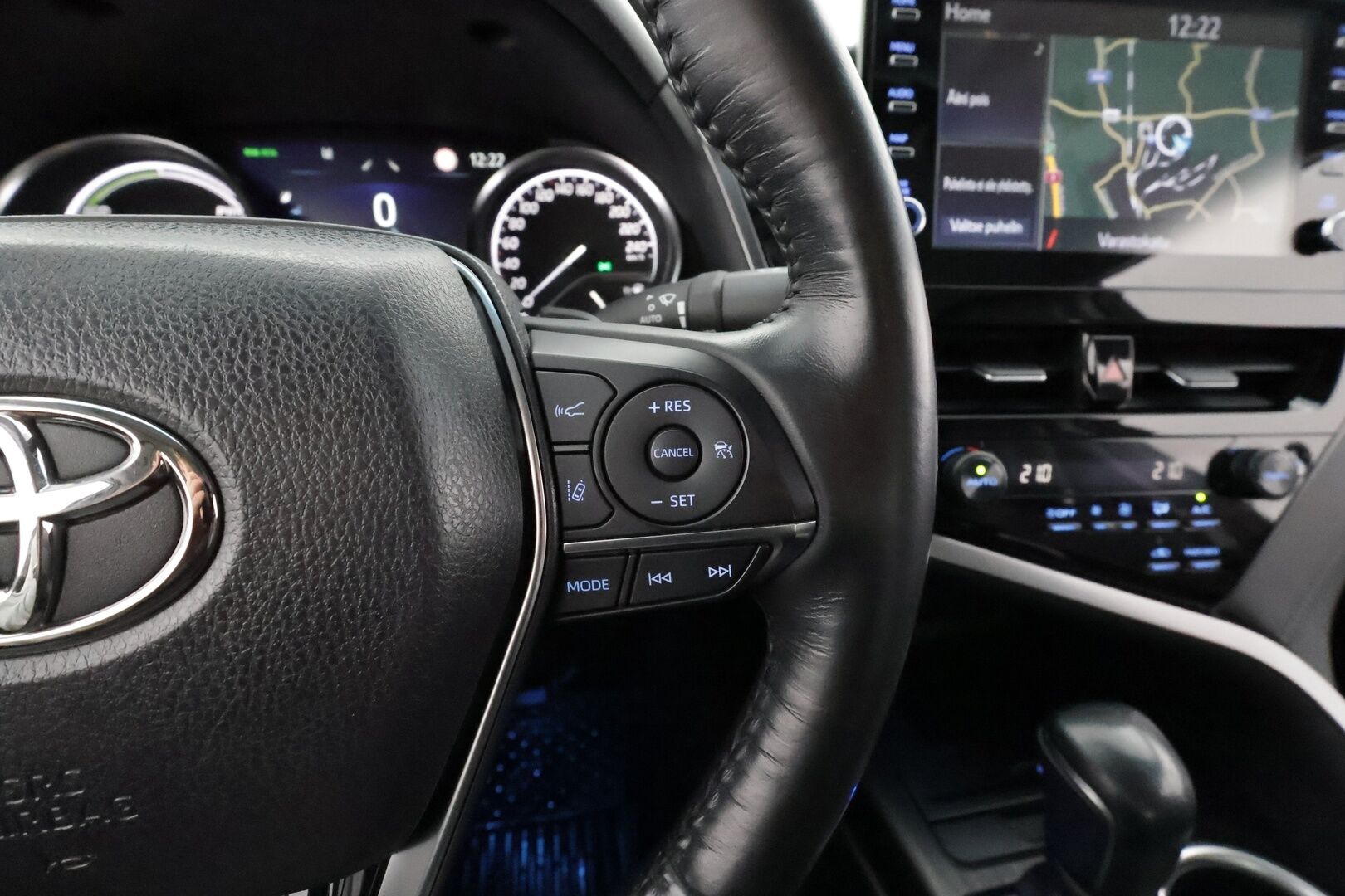 Toyota Camry 2022 2,5 Hybrid Style * ACC / Lohko / P.kamera / Sähköpenkit / Navi / LED / Nahat / Keyless / Ratinlämmitin / Facelift * - Suomi-auto / Kahdet renkaat aluvanteilla / Merkkihuollettu - HULLUT AVAJAISHULINAT KORKOTARJOUS 3,29 %