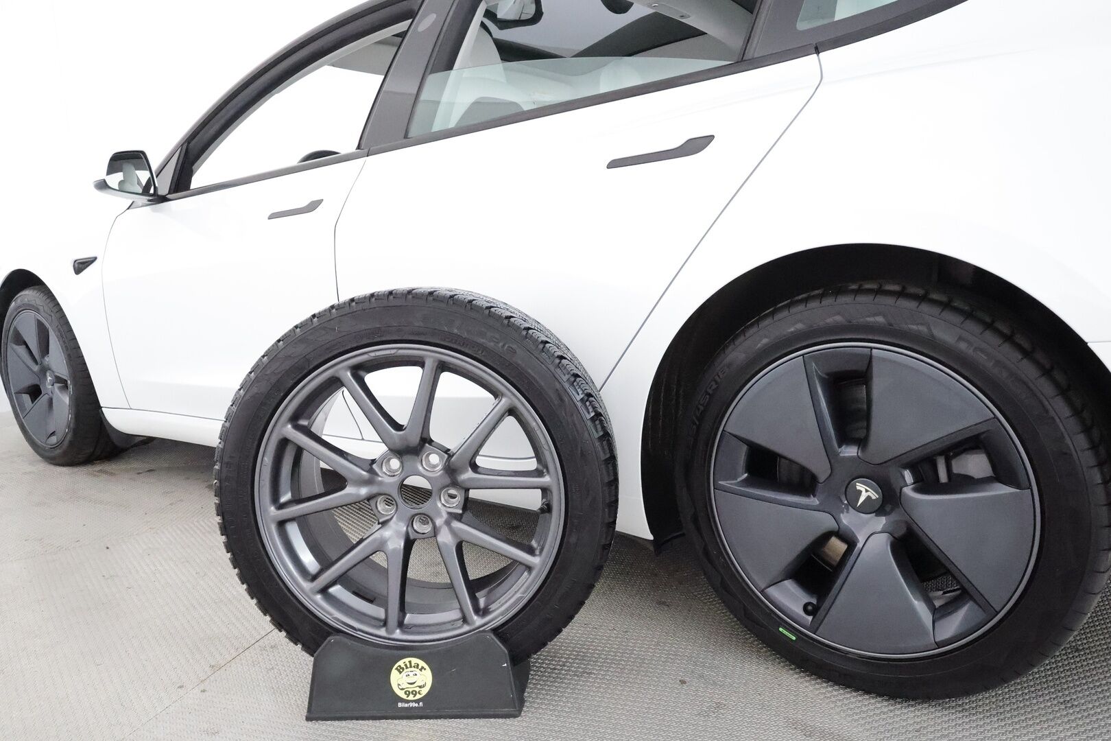 Tesla Model 3 2021 Standard Range Plus **Lasikatto / Lämpöpumppu / Adapt.Vakkari / Matrix-LED / P.kamera / Navi / Kaistavahti / Keyless** - 1-om Suomi-auto / 2x Latauskaapelit / Kahdet Renkaat