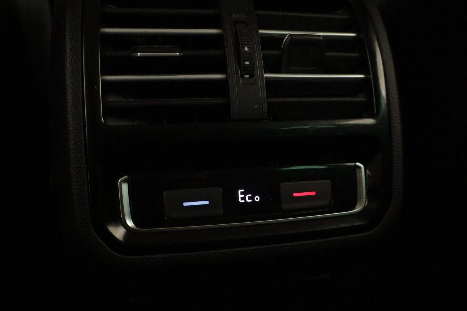 Volkswagen Passat 2018 Variant GTE Plug-In Hybrid 160kW DSG *ACC / Webasto / Digimittaristo / P-Kamera / Muistipenkki / Nahka-Alcantara* - Merkkihuollettu / 2 renkaat / Ambient / Hierova kuljettajan istuin*