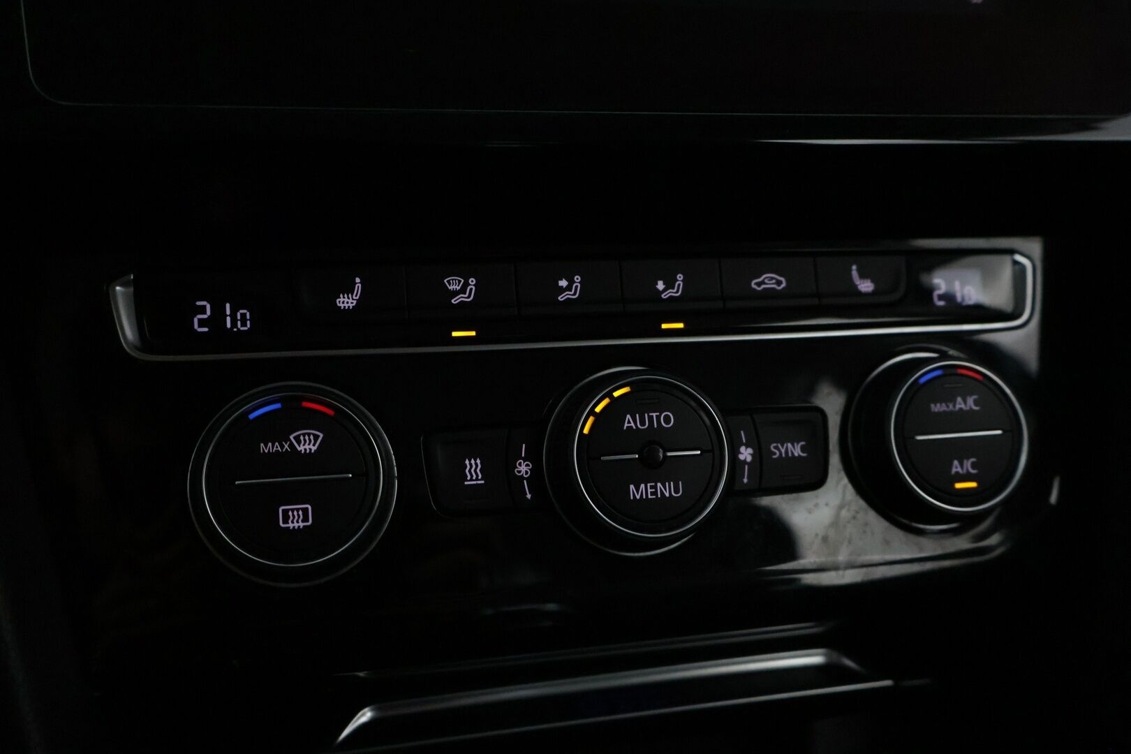 Volkswagen Passat 2018 Variant GTE Plug-In Hybrid 160kW DSG *ACC / Webasto / Digimittaristo / P-Kamera / Muistipenkki / Nahka-Alcantara* - 2 renkaat / Ambient / Hierova kuljettajan istuin*